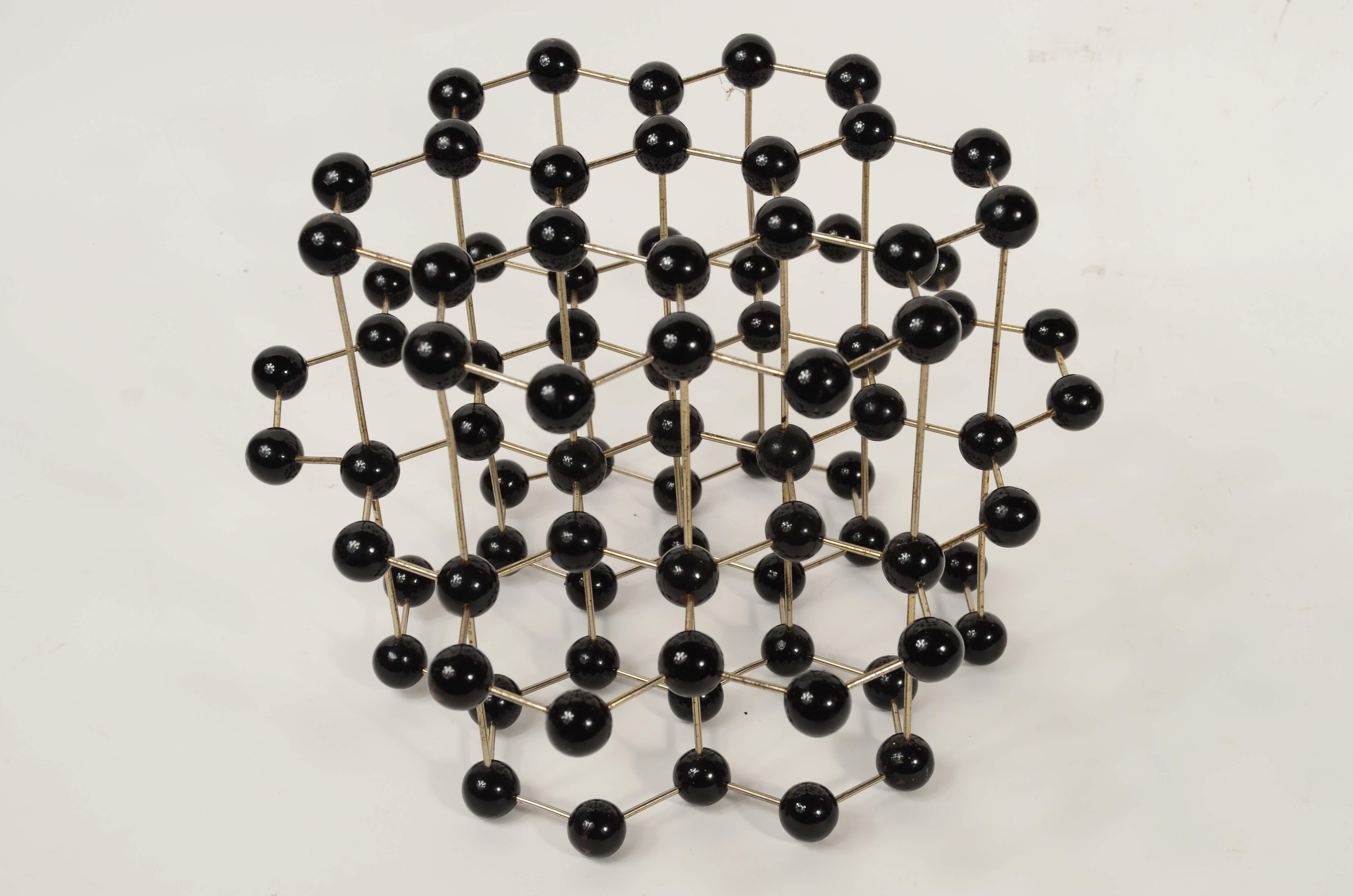Atomic structure for educational use of metal graphite with Bakelite spheres For Sale 3