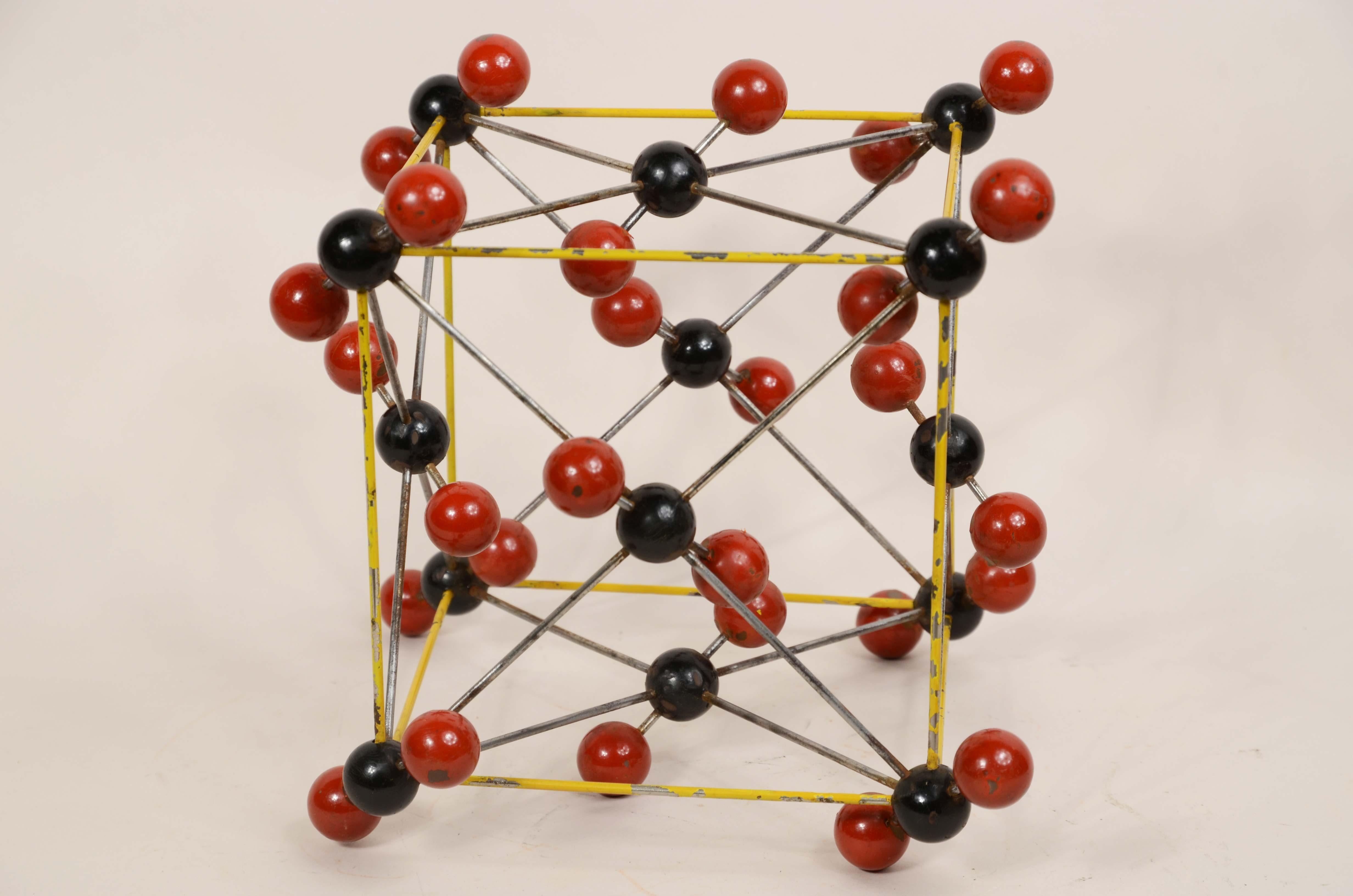 Atomare Struktur von Kohlensäure (H2CO3) aus Metall, Bakelitkugeln mit roter und schwarzer Bemalung für Unterrichtszwecke. Tschechoslowakische Produktion aus den 1950er Jahren. 
Guter Zustand mit Gebrauchsspuren, Maße 20x20x20 cm.
Das letzte Foto