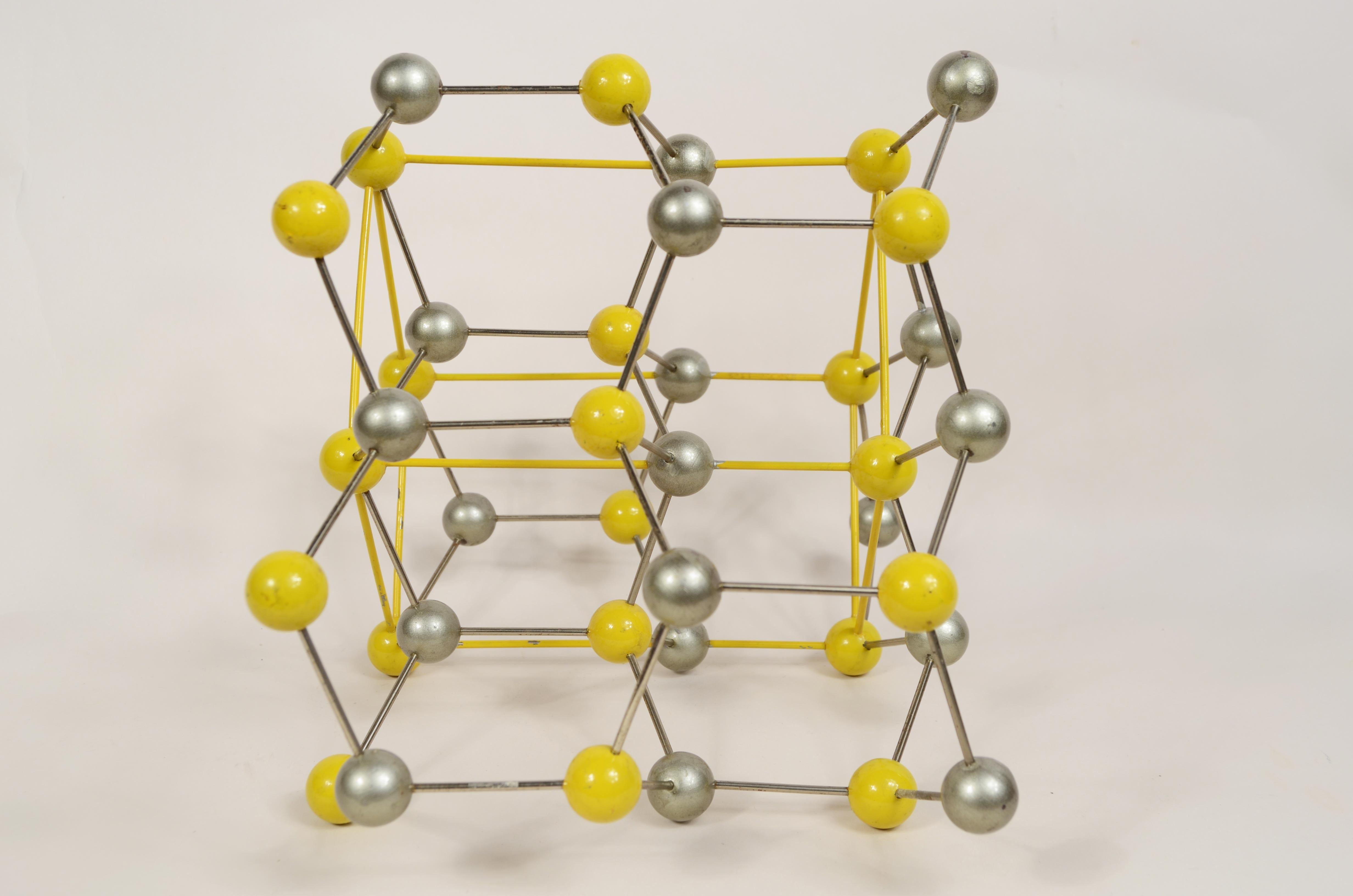 Didactic atomic structure of zinc-iron sulfide Czech production 1950s  In Good Condition For Sale In Milan, IT