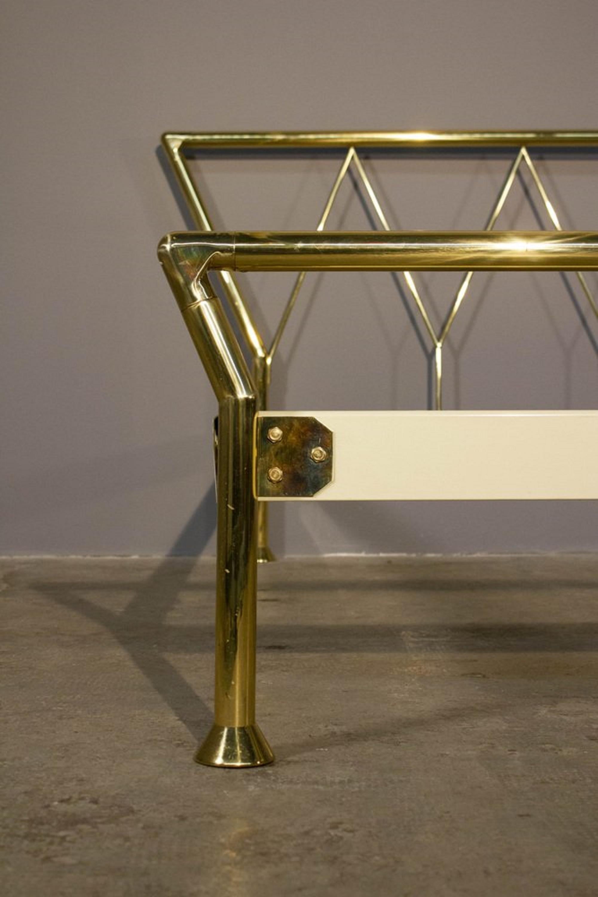 Marco de cama doble de latón de Lipparini, 1970 Latón en venta