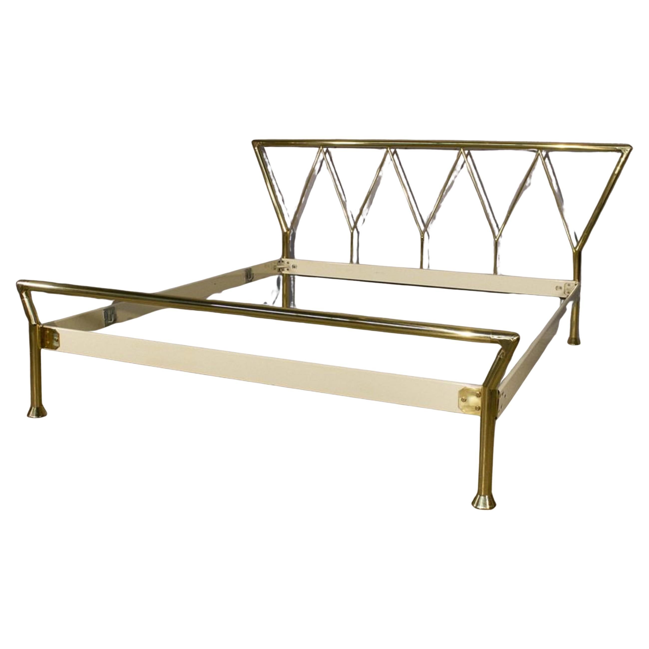 Marco de cama doble de latón de Lipparini, 1970 en venta