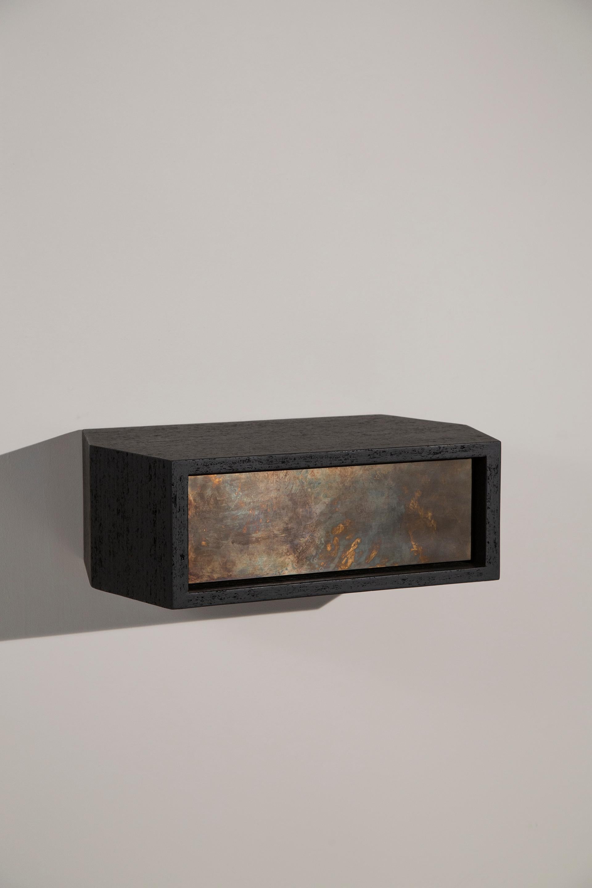 Cette table d'appoint ou table de nuit d'inspiration architecturale brutaliste et moderne est disponible avec une base au sol ou peut être fixée au mur sans base. Chaque table est fabriquée à la main et disponible sur commande dans diverses options