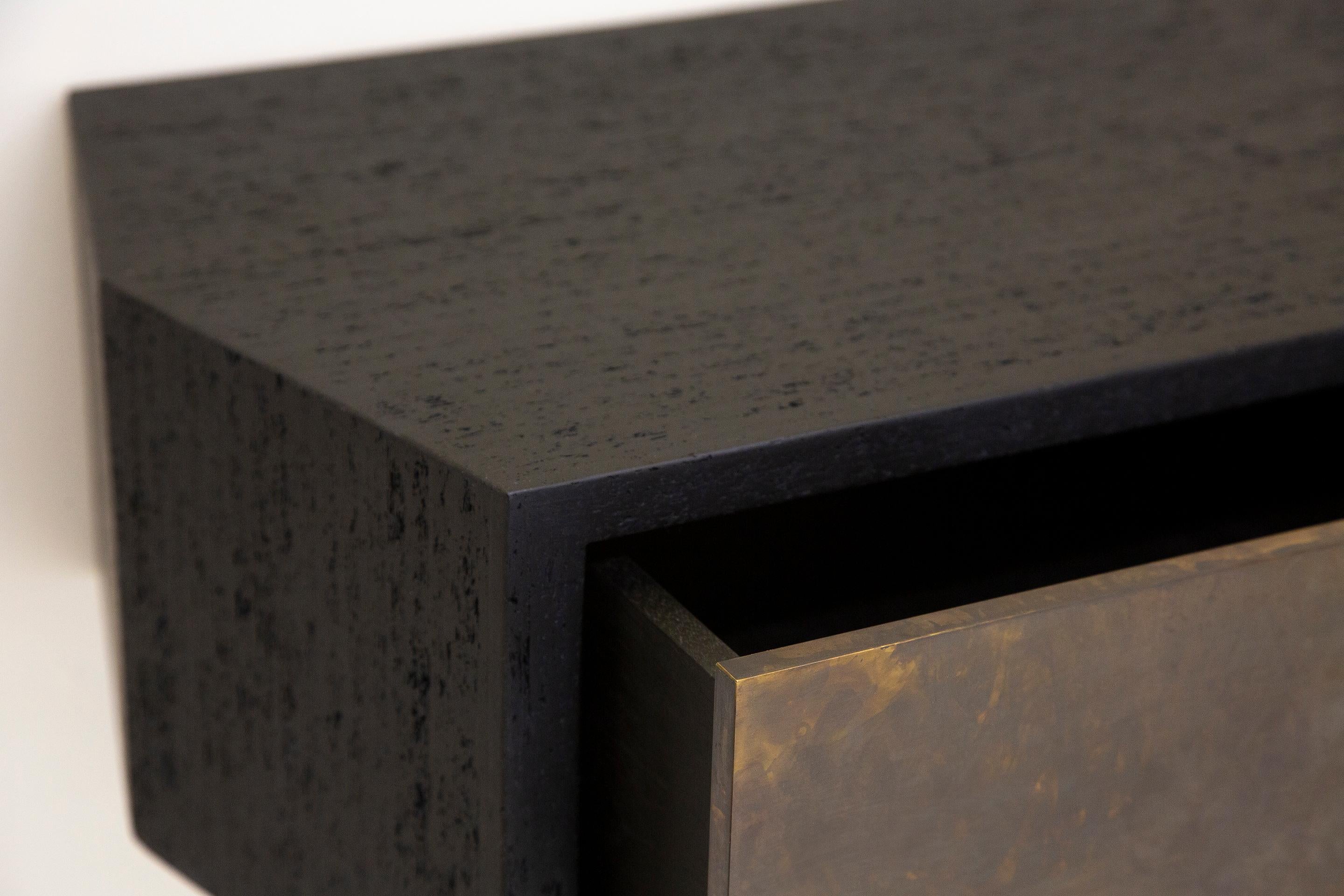 Travail du bois Struttura Mini Case Table en Maykume noir et tiroir en laiton fumé EN STOCK EN VENTE en vente