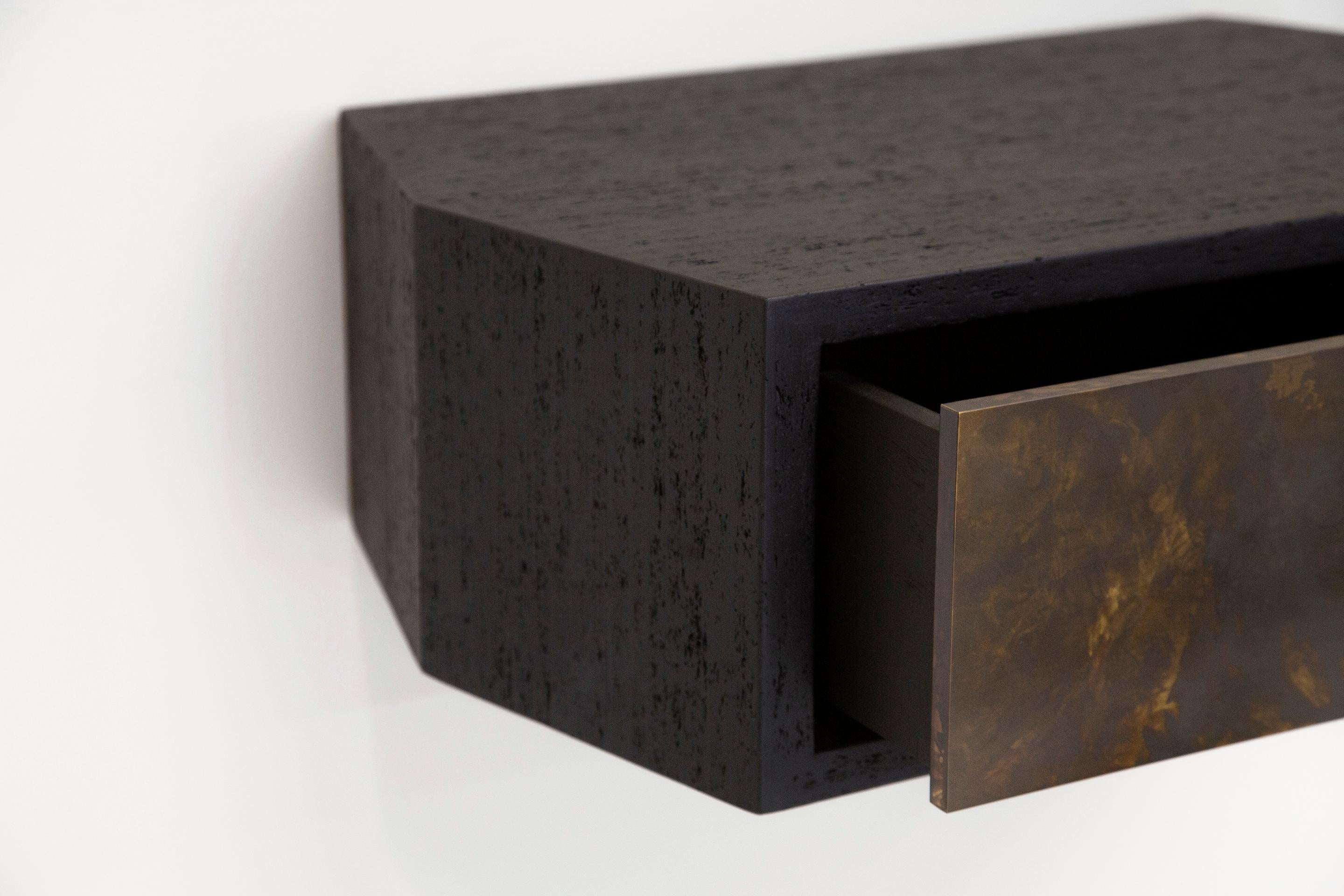 XXIe siècle et contemporain Struttura Mini Case Table en Maykume noir et tiroir en laiton fumé EN STOCK EN VENTE en vente