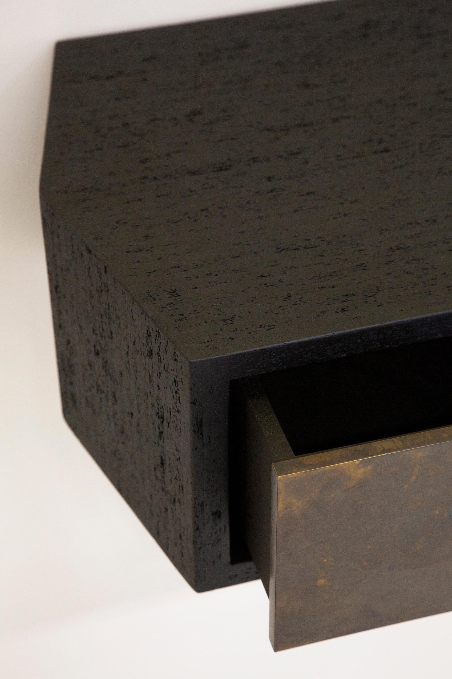 Laiton Struttura Mini Case Table en Maykume noir et tiroir en laiton fumé EN STOCK EN VENTE en vente