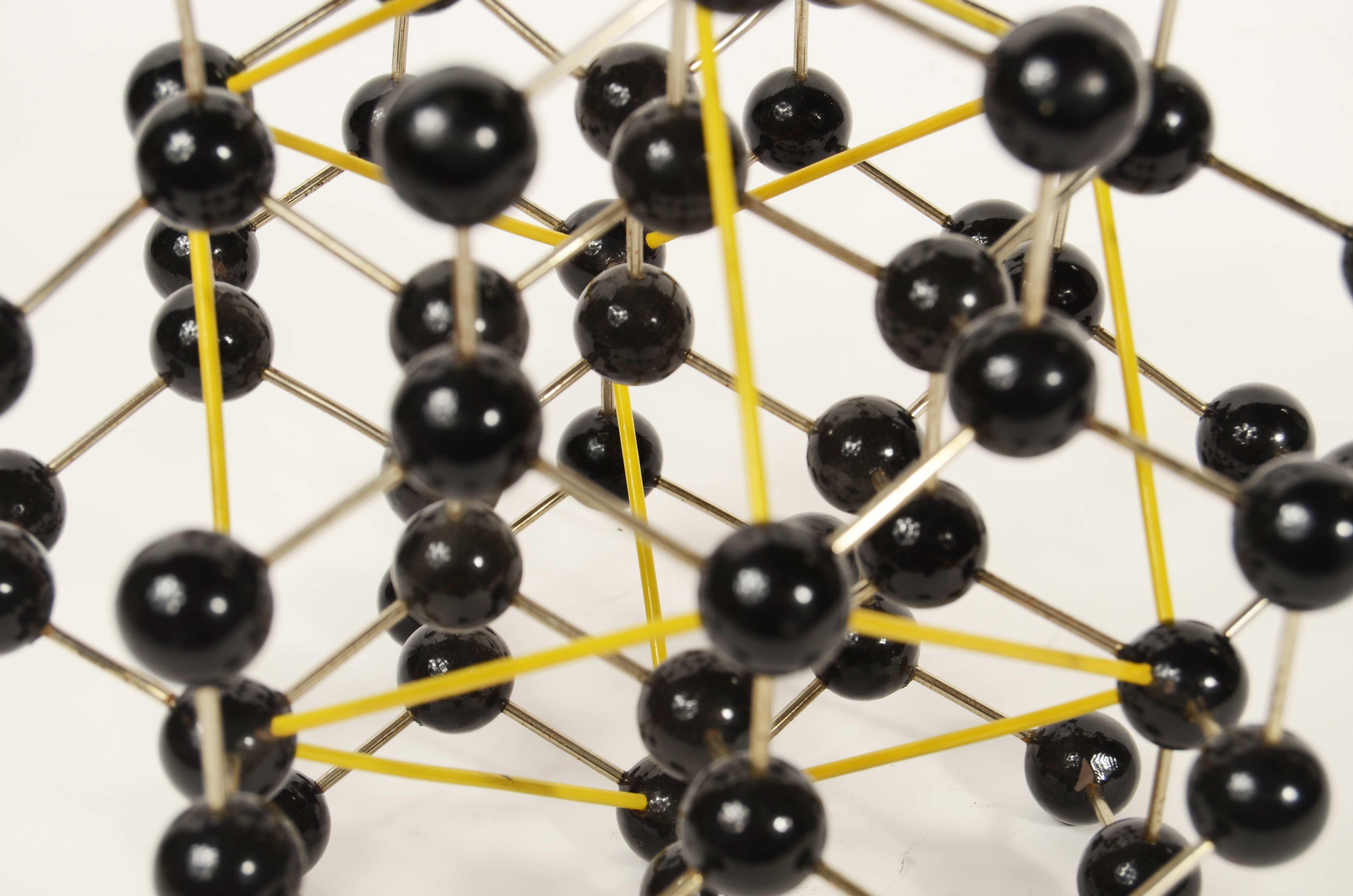 Structure moléculaire du diamant métallique et des sphères de Bakélite peintes en noir en vente 5