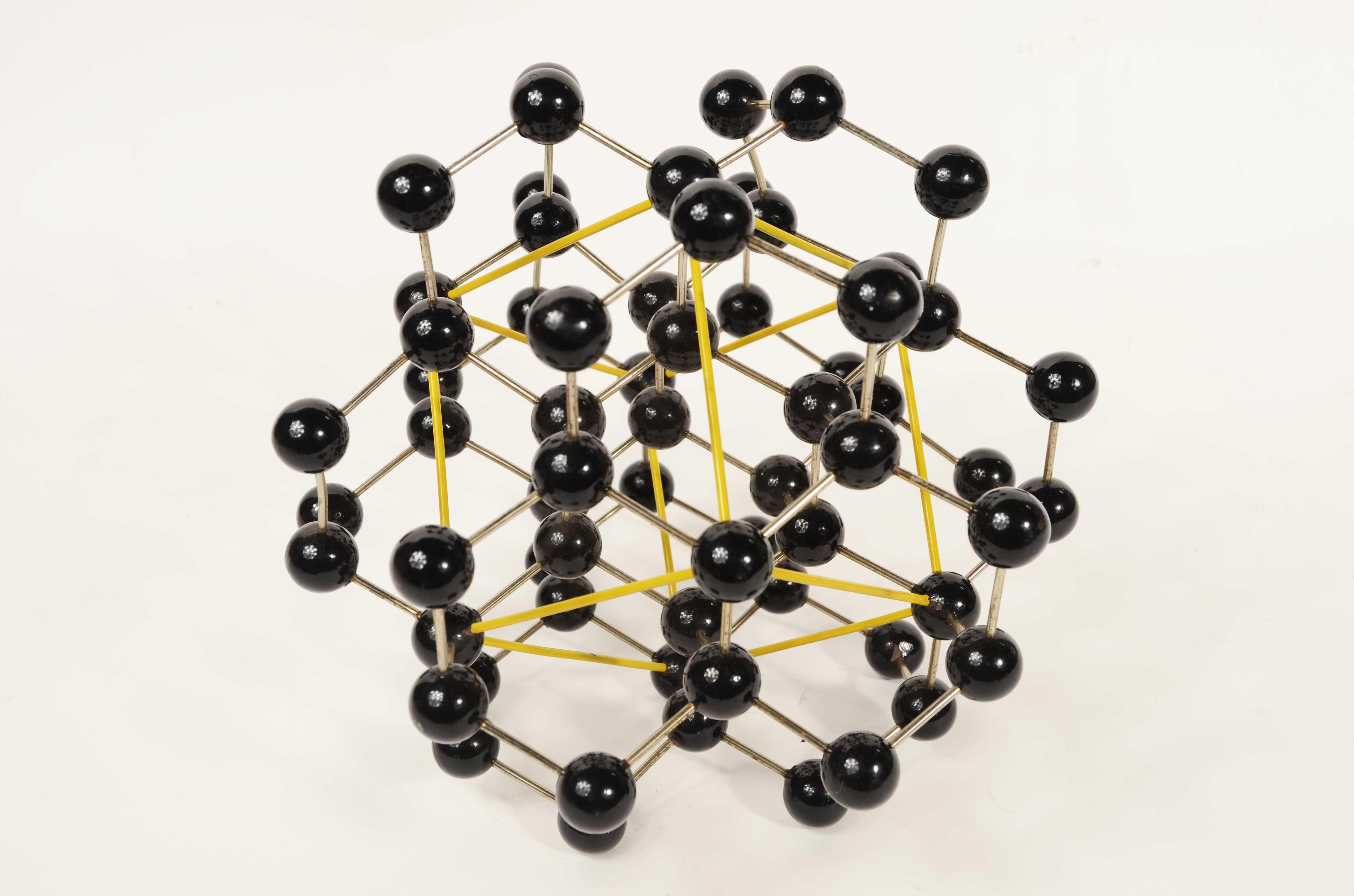 Structure moléculaire du diamant métallique et des sphères de Bakélite peintes en noir en vente 6