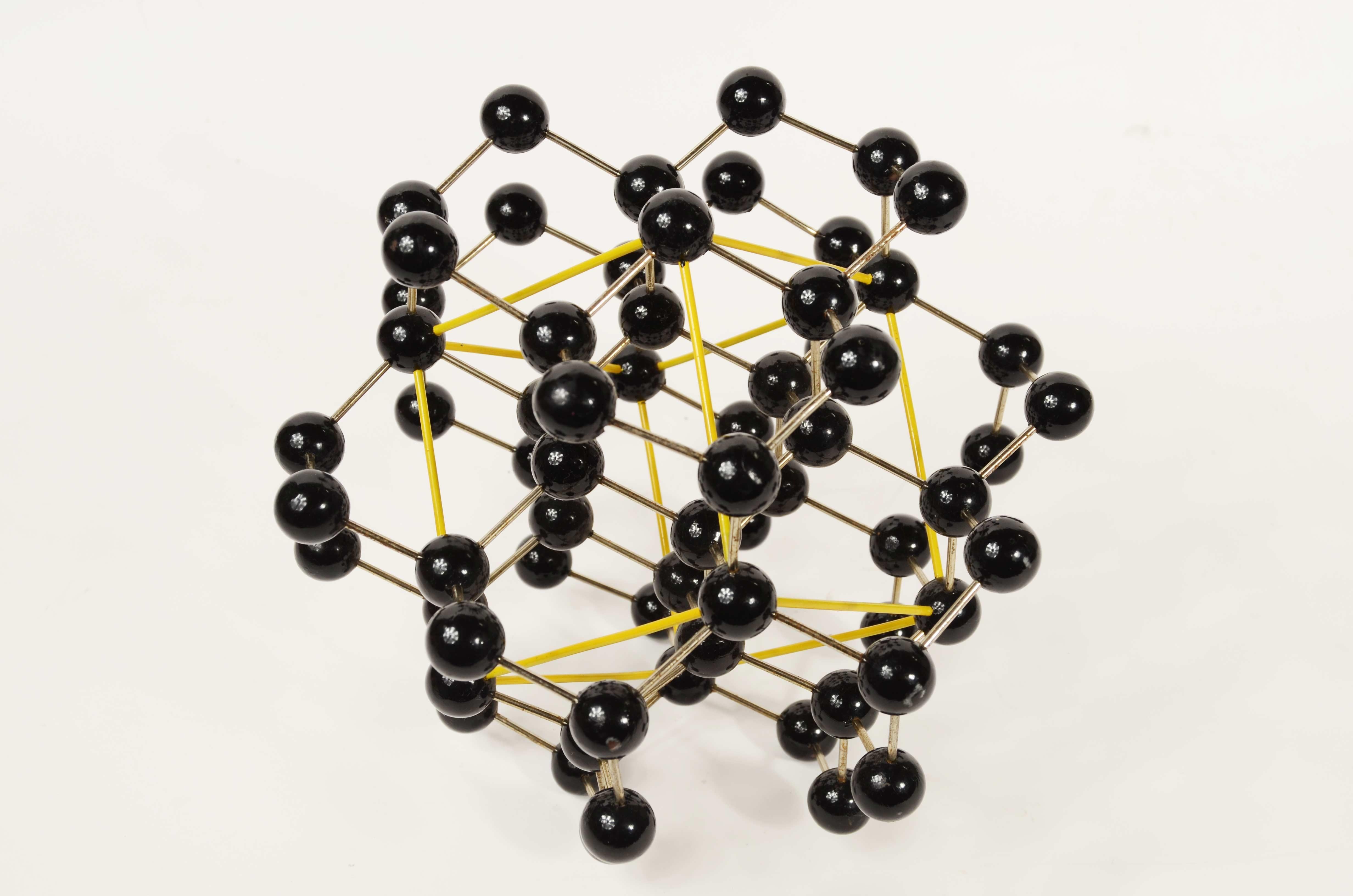 Structure moléculaire du diamant métallique et des sphères de Bakélite peintes en noir. Fabrication tchécoslovaque des années 1950. Dimensions 23x20 x20 - 9x7.9 pouces.
La dernière photo représente le coffret cadeau.
Curiosités
Le diamant est un