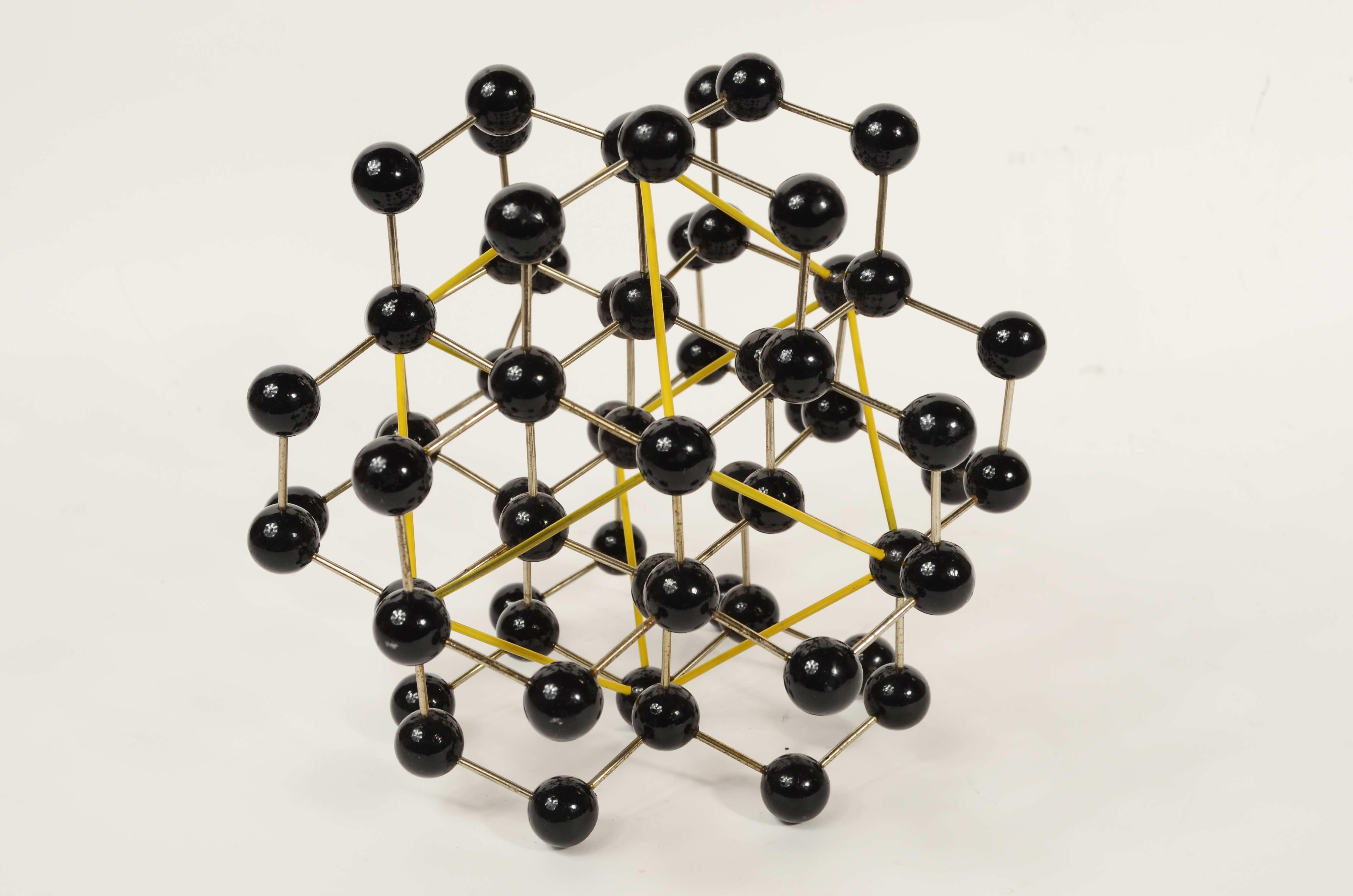 Structure moléculaire du diamant métallique et des sphères de Bakélite peintes en noir Bon état - En vente à Milan, IT