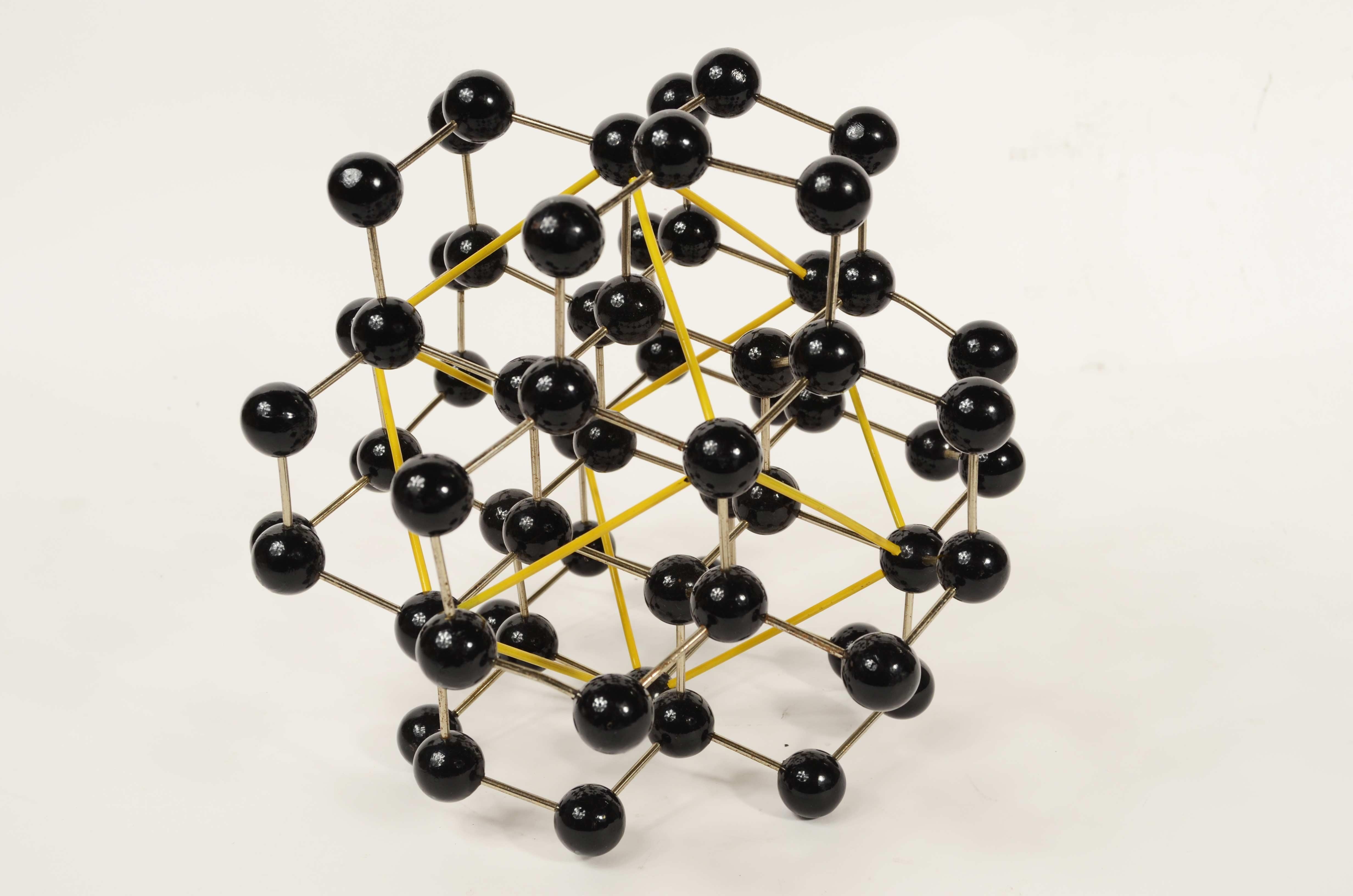 20th Century Structure moléculaire du diamant métallique et des sphères de Bakélite peintes en noir en vente
