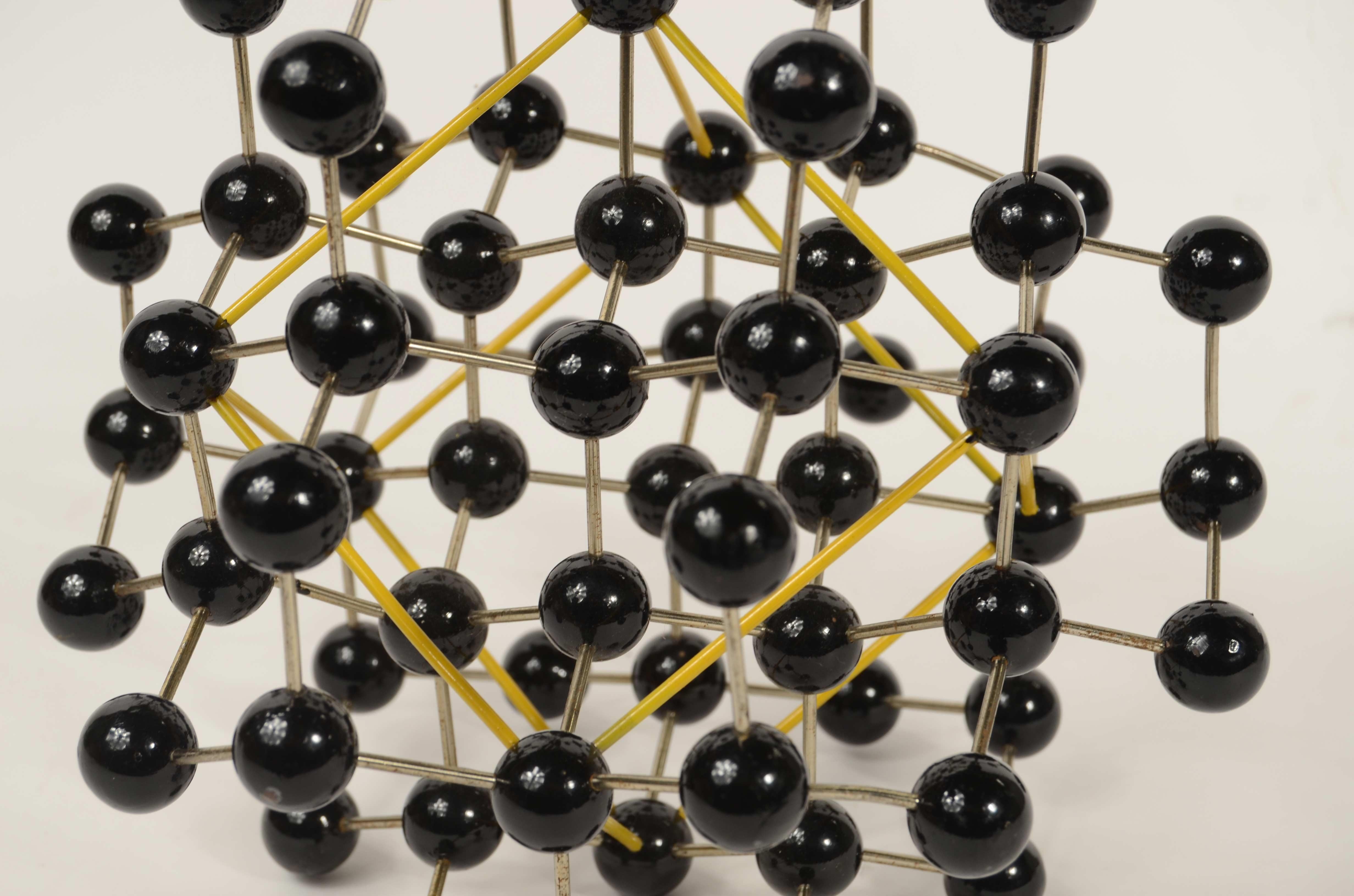 Métal Structure moléculaire du diamant métallique et des sphères de Bakélite peintes en noir en vente