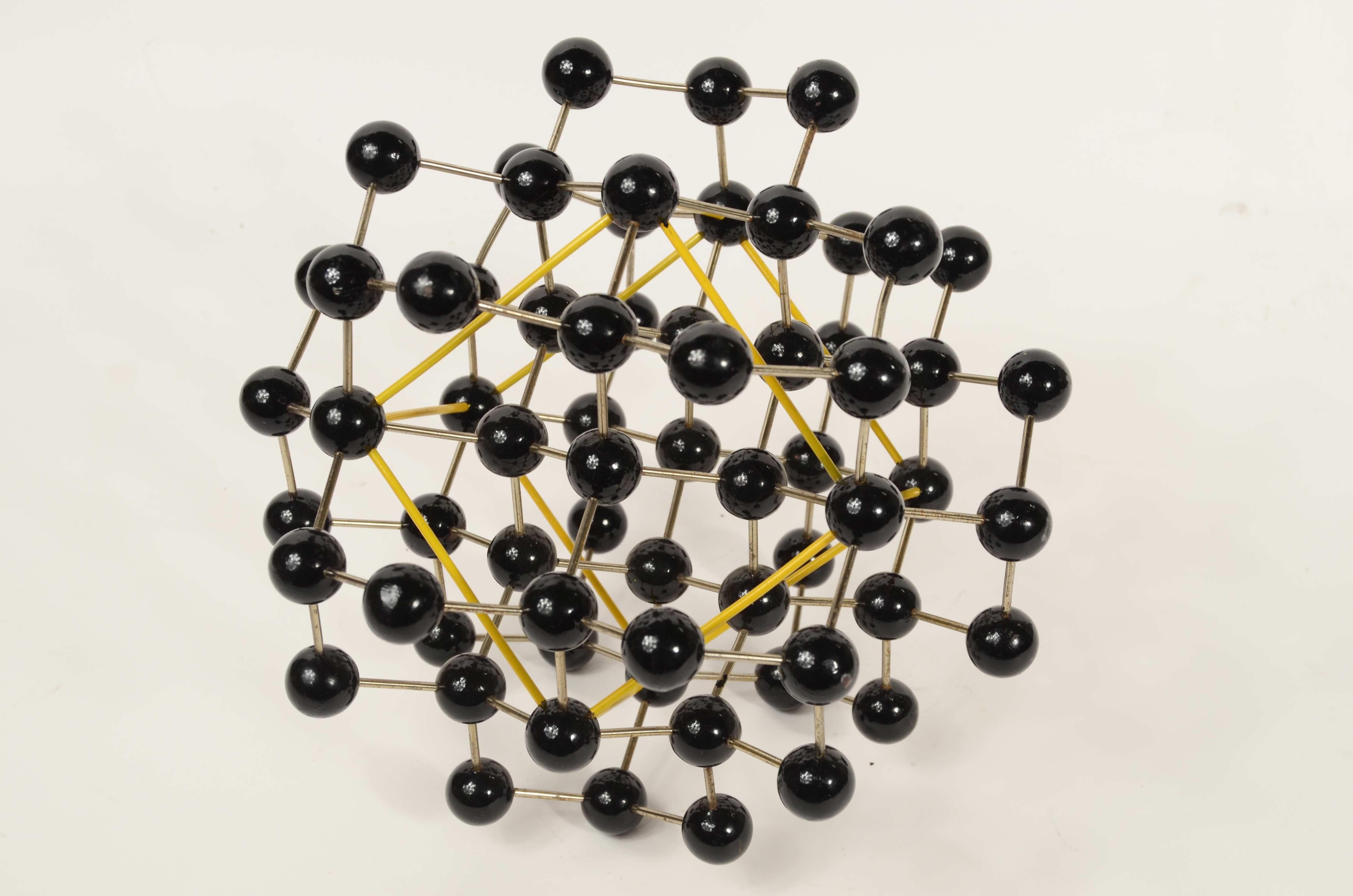 Structure moléculaire du diamant métallique et des sphères de Bakélite peintes en noir en vente 1