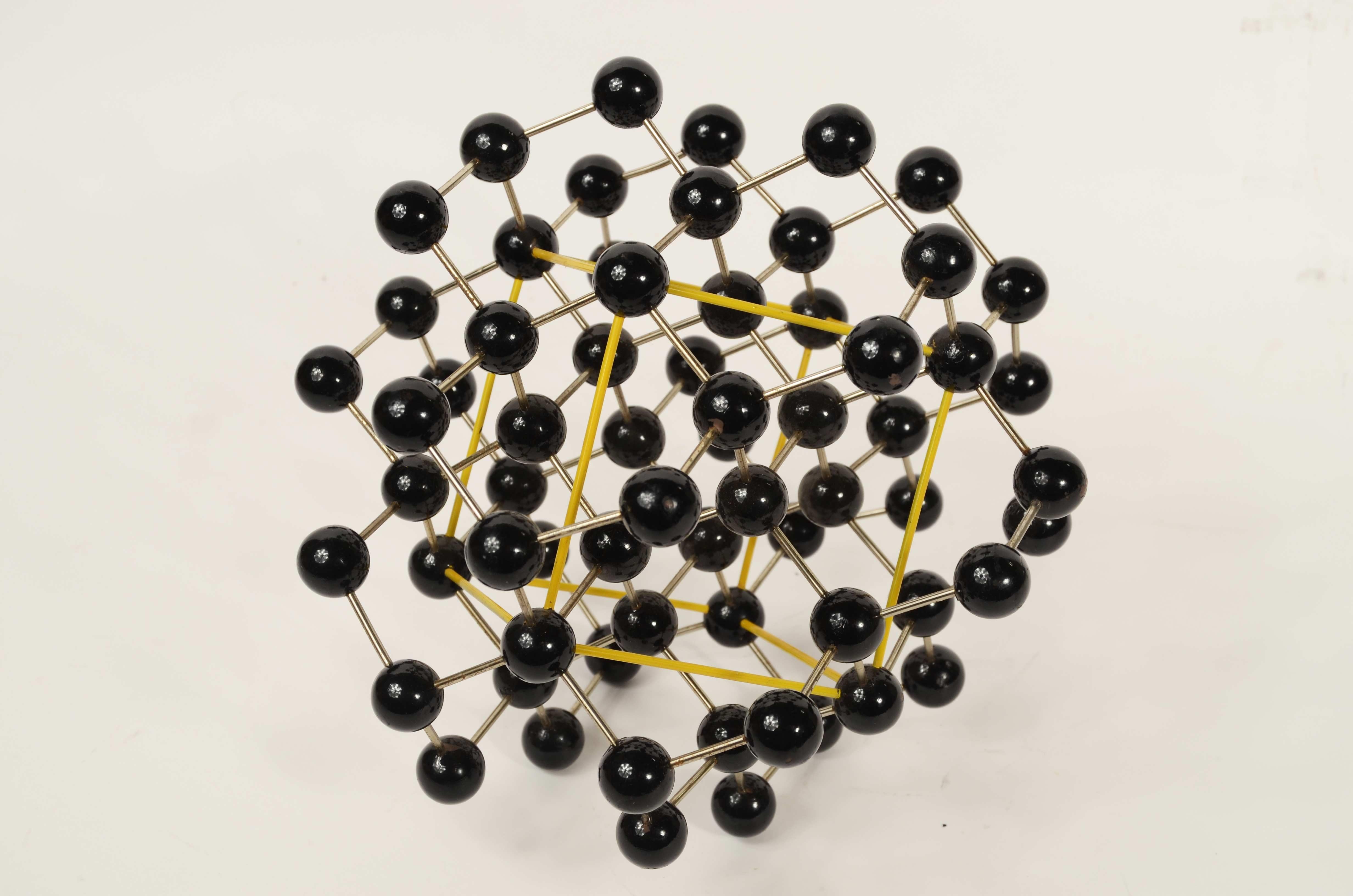 Structure moléculaire du diamant métallique et des sphères de Bakélite peintes en noir en vente 2