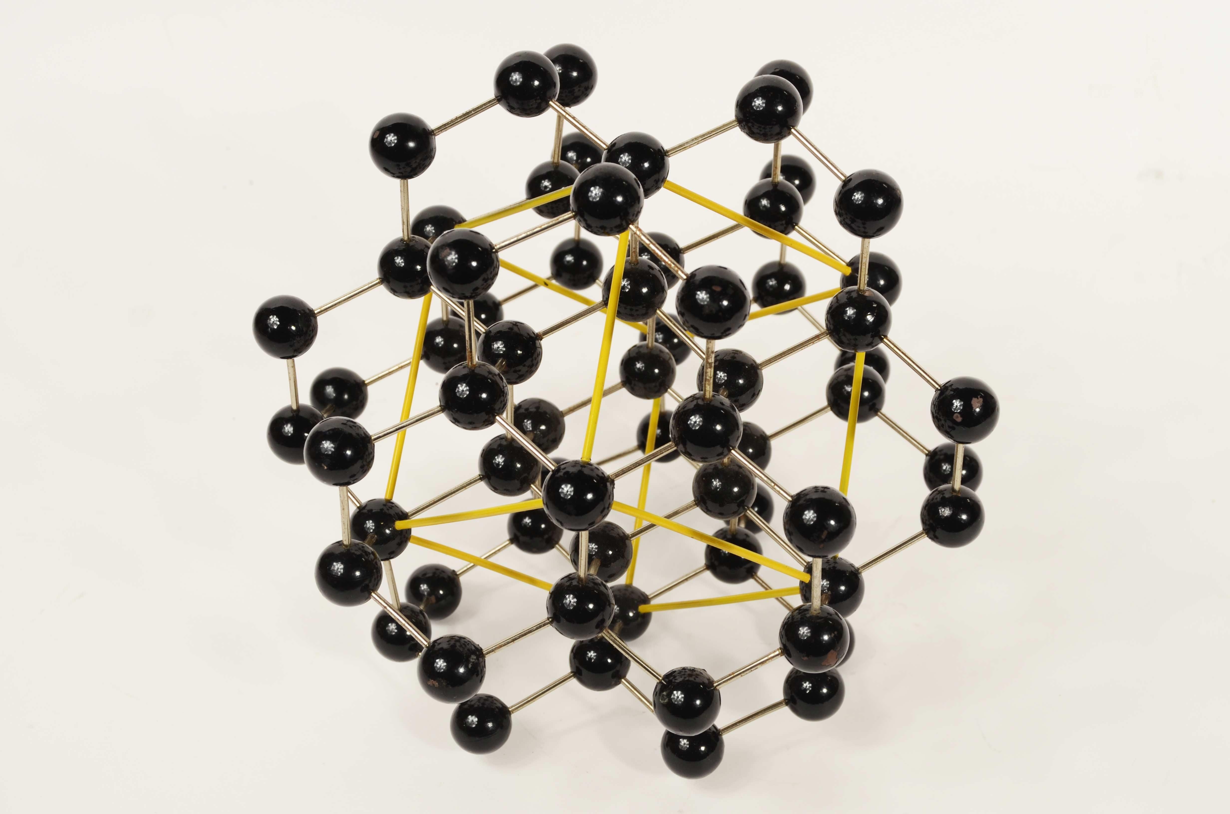 Structure moléculaire du diamant métallique et des sphères de Bakélite peintes en noir en vente 3