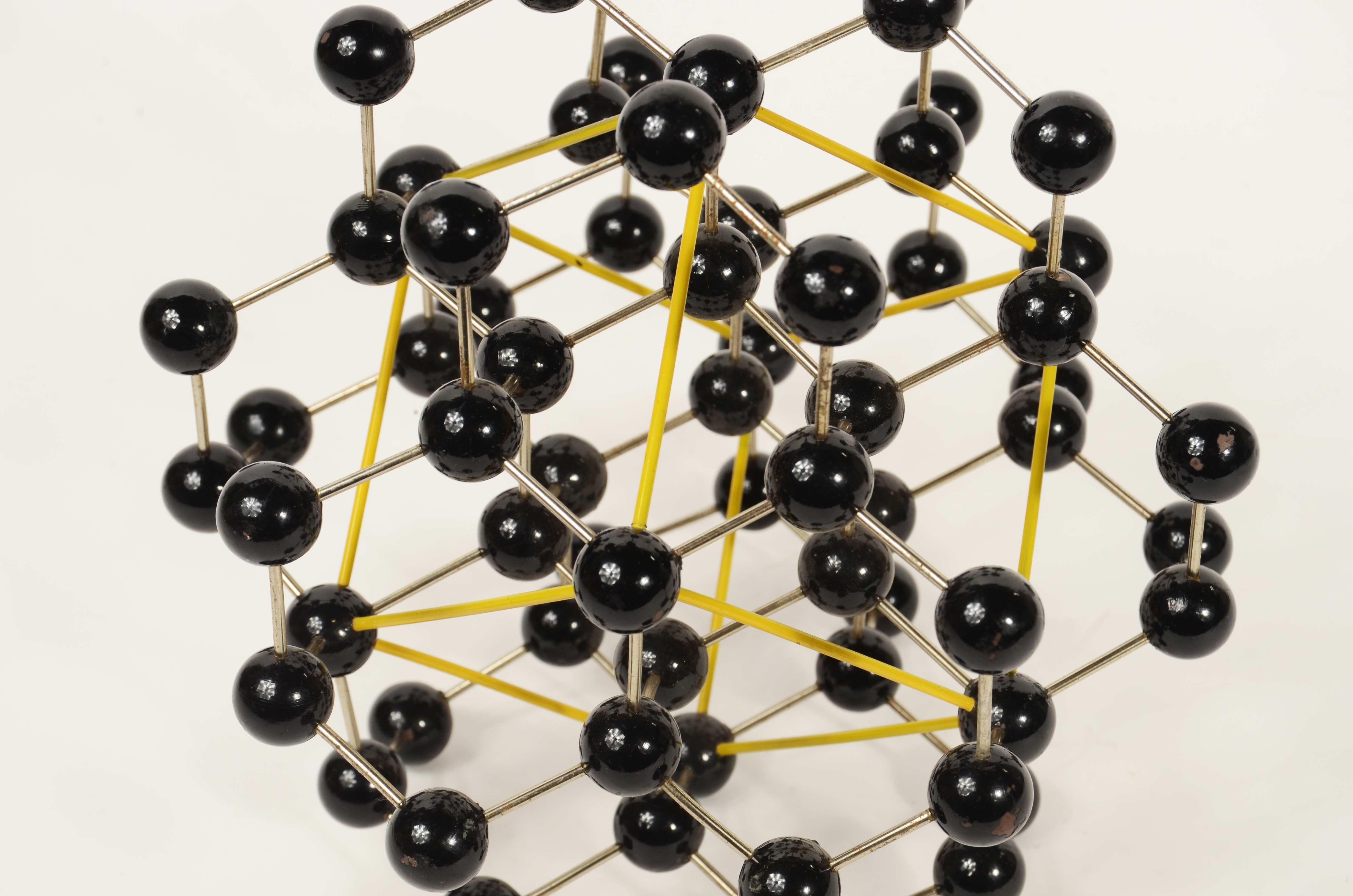 Structure moléculaire du diamant métallique et des sphères de Bakélite peintes en noir en vente 4