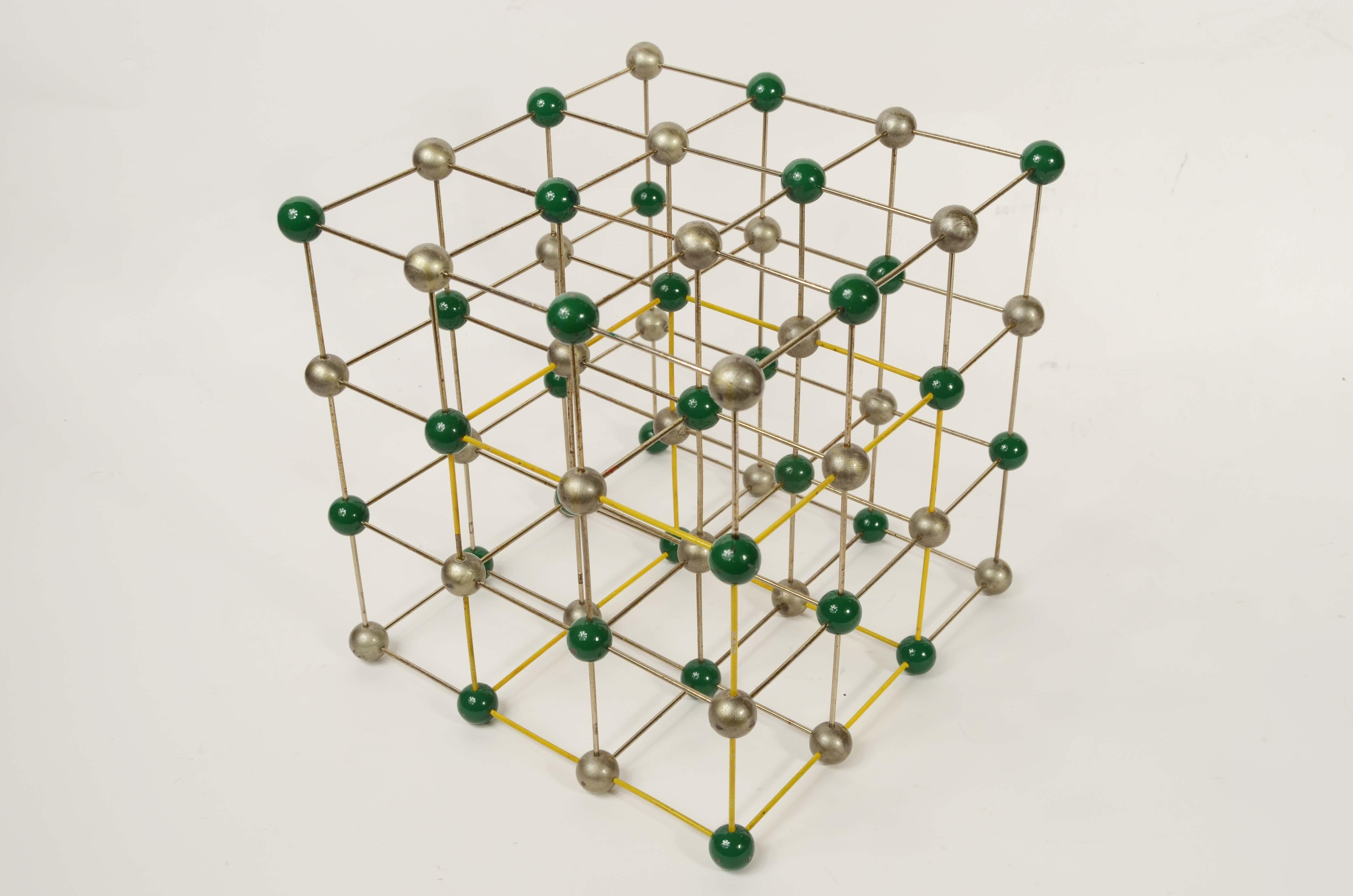 Struttura molecolare del sale cloruro di sodio (NaCl) ad uso didattico 1950 In condizioni buone in vendita a Milan, IT