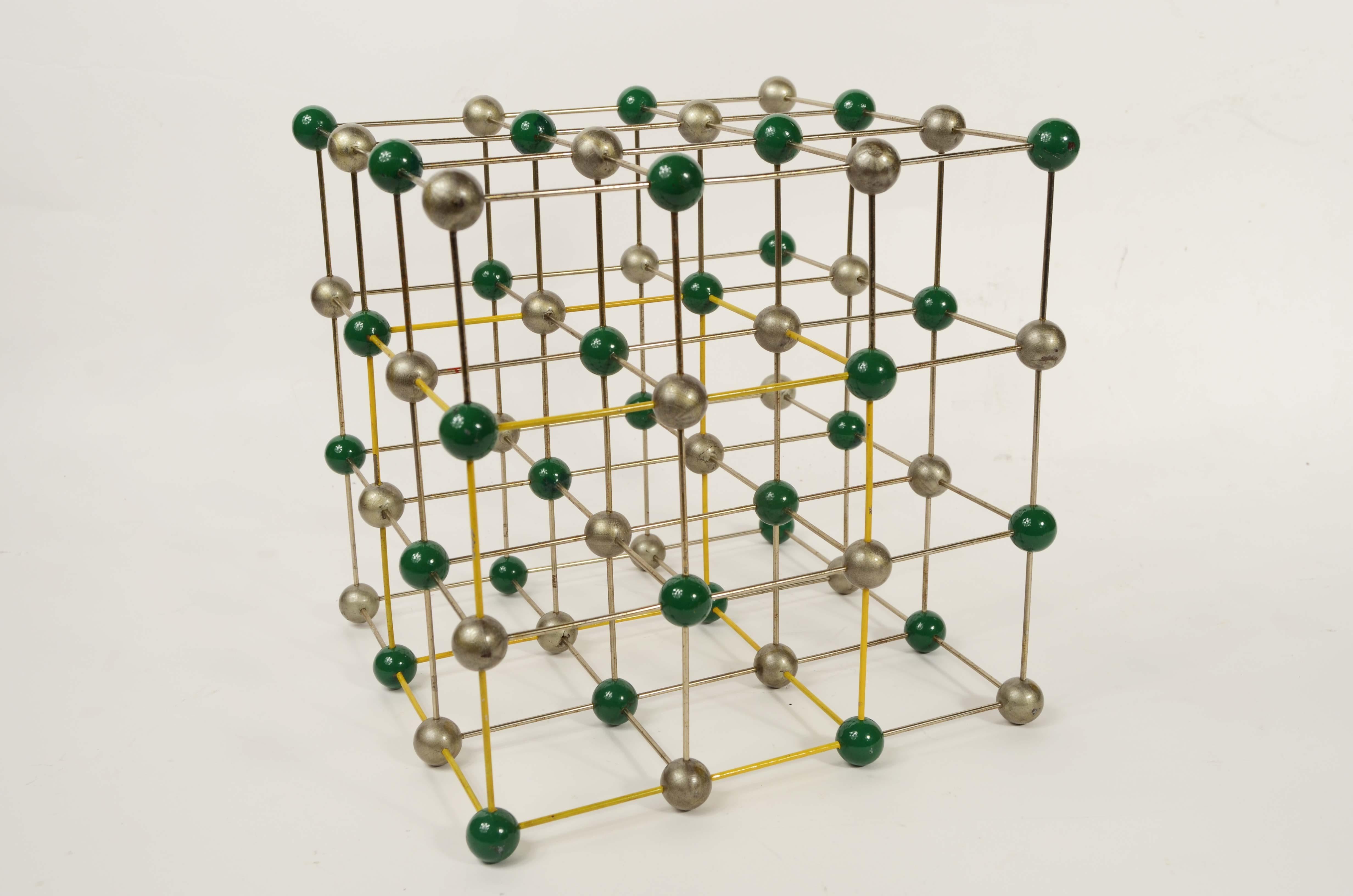 Metallo Struttura molecolare del sale cloruro di sodio (NaCl) ad uso didattico 1950 in vendita