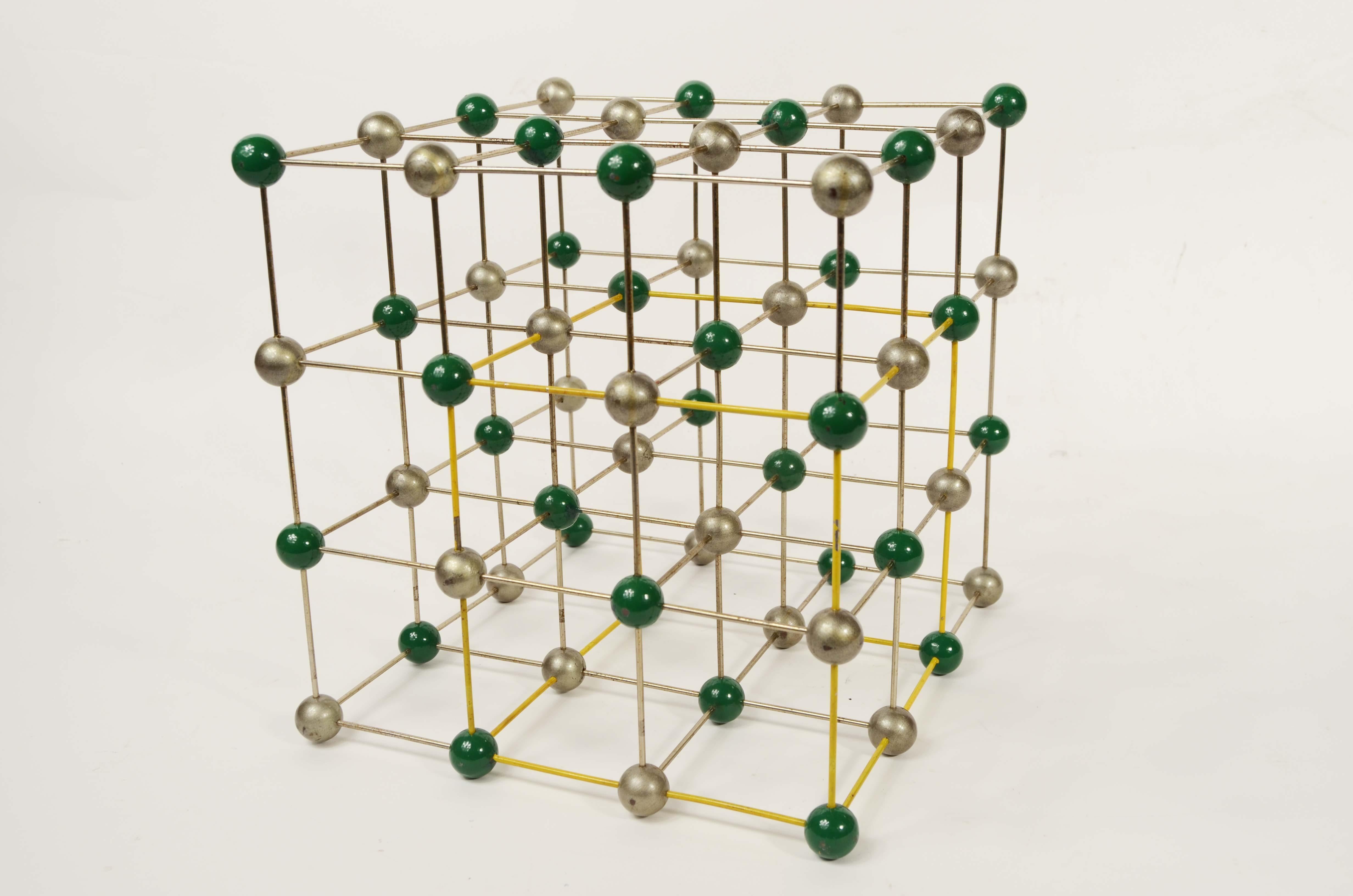 Struttura molecolare del sale cloruro di sodio (NaCl) ad uso didattico 1950 in vendita 1