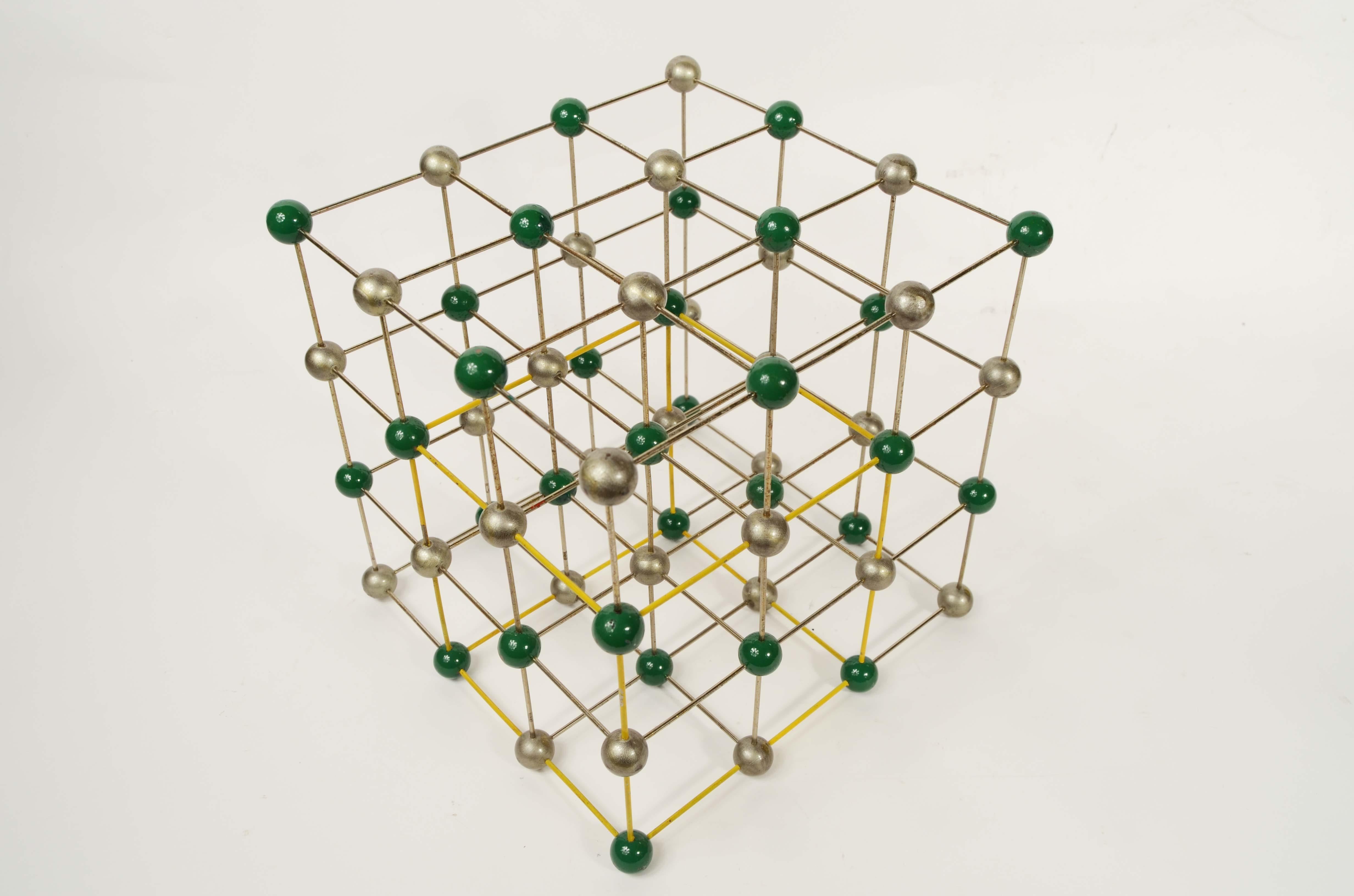 Struttura molecolare del sale cloruro di sodio (NaCl) ad uso didattico 1950 in vendita 2