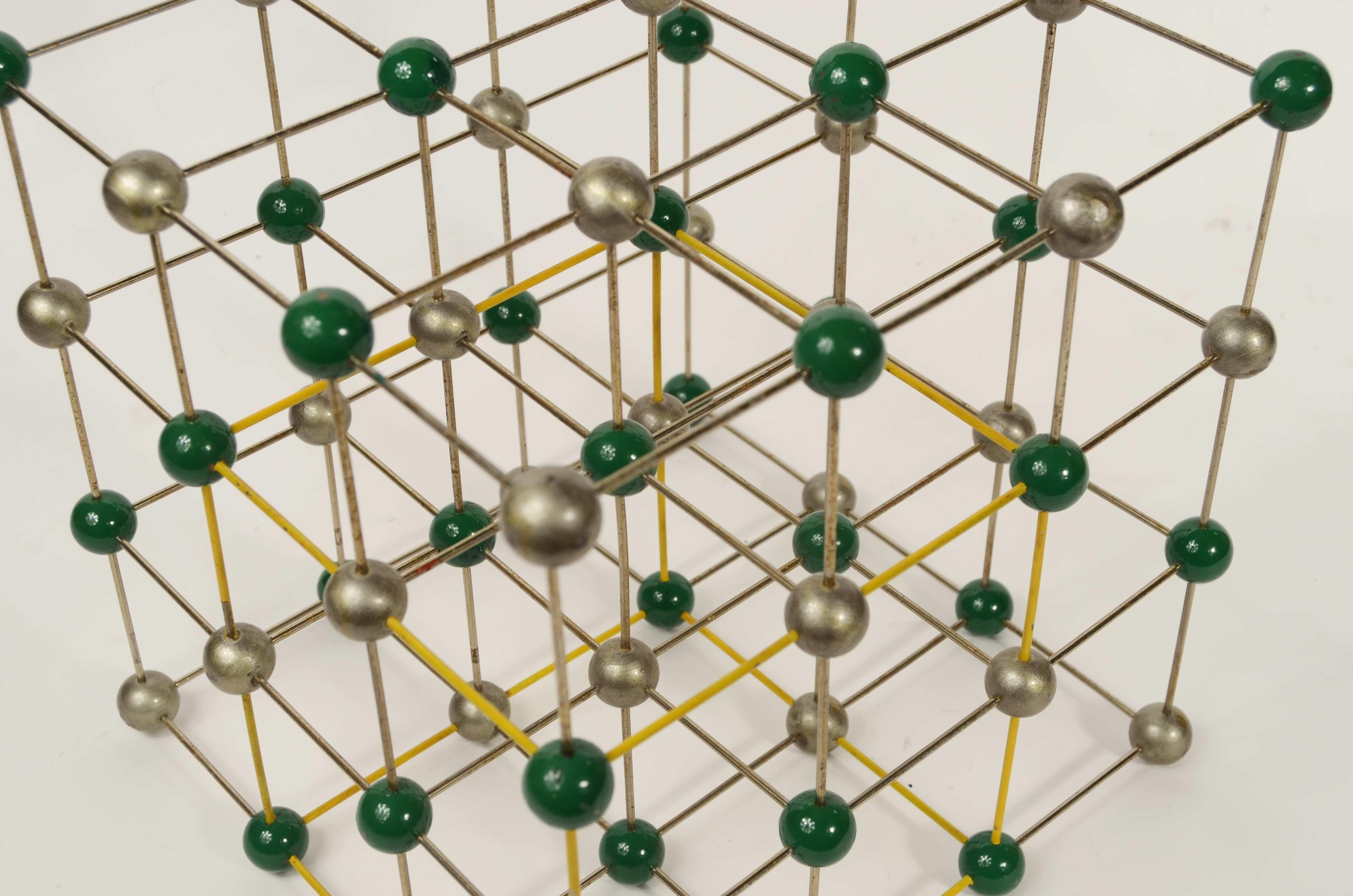 Struttura molecolare del sale cloruro di sodio (NaCl) ad uso didattico 1950 in vendita 3