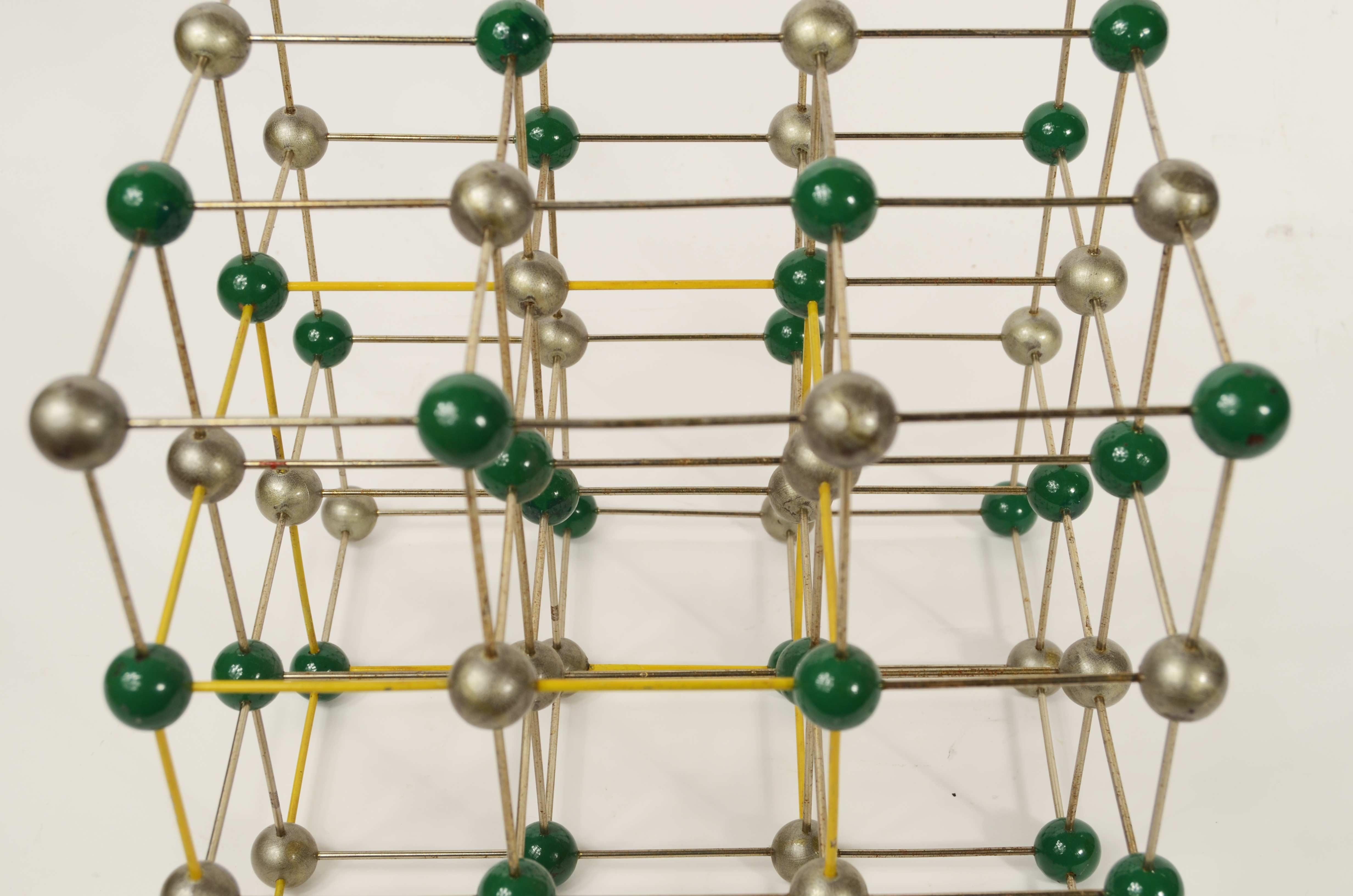 Struttura molecolare del sale cloruro di sodio (NaCl) ad uso didattico 1950 in vendita 4