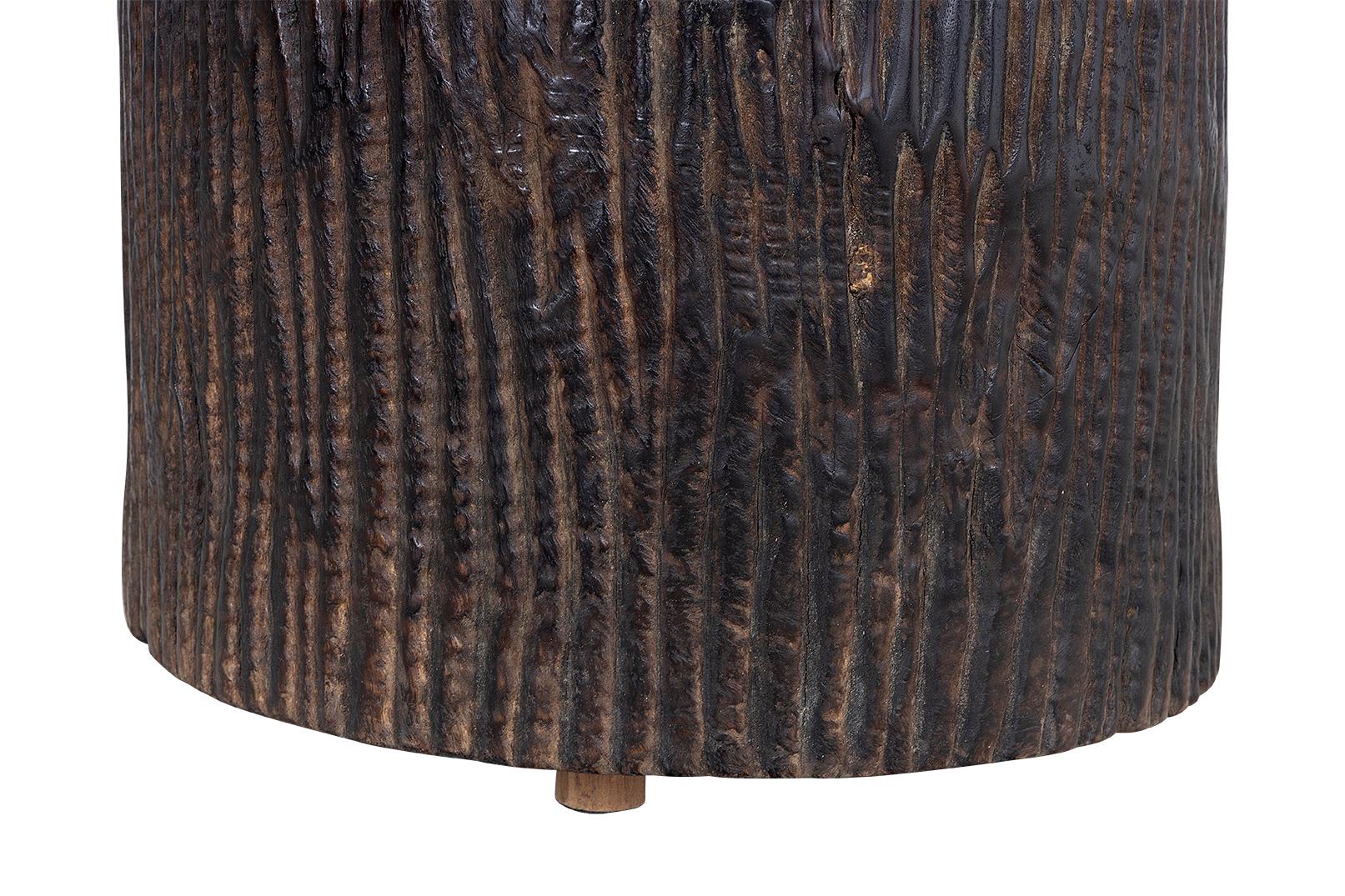 Organique Table d'appoint en bois ciré foncé Strye Design/One en vente