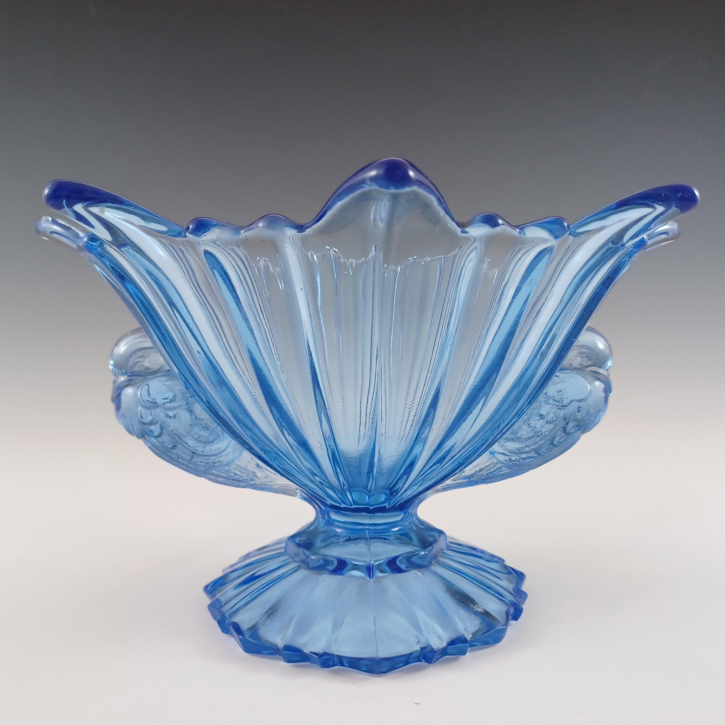 Beschreibung
Eine große und schwere (1,3 kg unverpackt) blaue Art-Deco-Glasschale mit Vogelmotiv. Hergestellt von STS Abel aus dem ehemaligen Jugoslawien. Auf dem Sockel ist das Firmenlogo eines Weinglases in einem Stern eingeprägt. STS Abel wurde