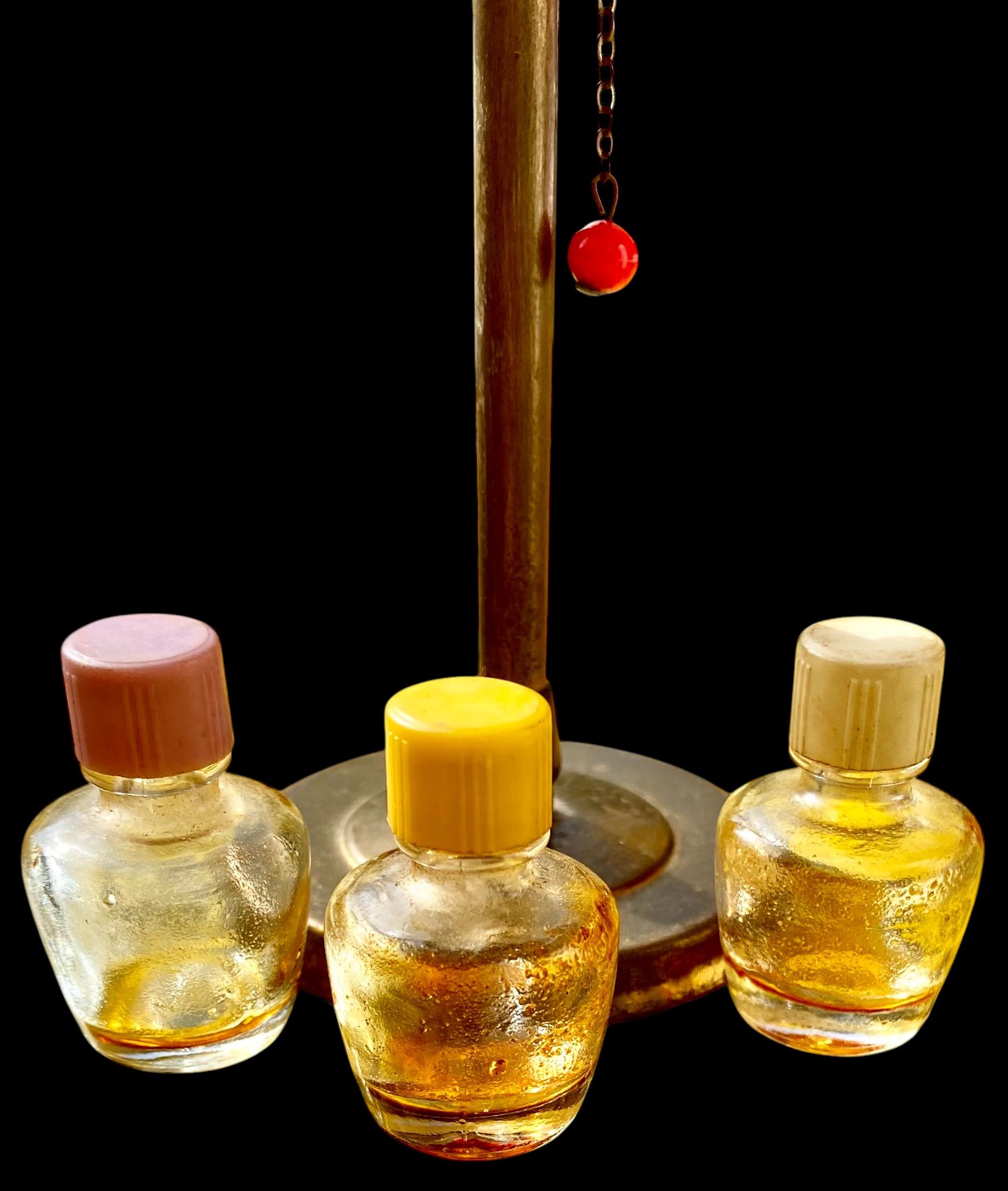 Stuart Lámpara de latón Vitrina Pantalla de cristal pintado y frascos de perfume . en venta 2