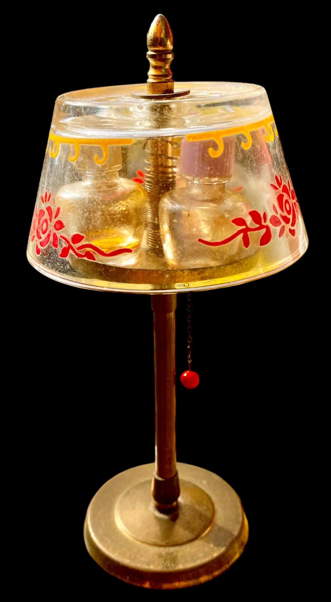 Stuart Lámpara de latón Vitrina Pantalla de cristal pintado y frascos de perfume . en venta 3