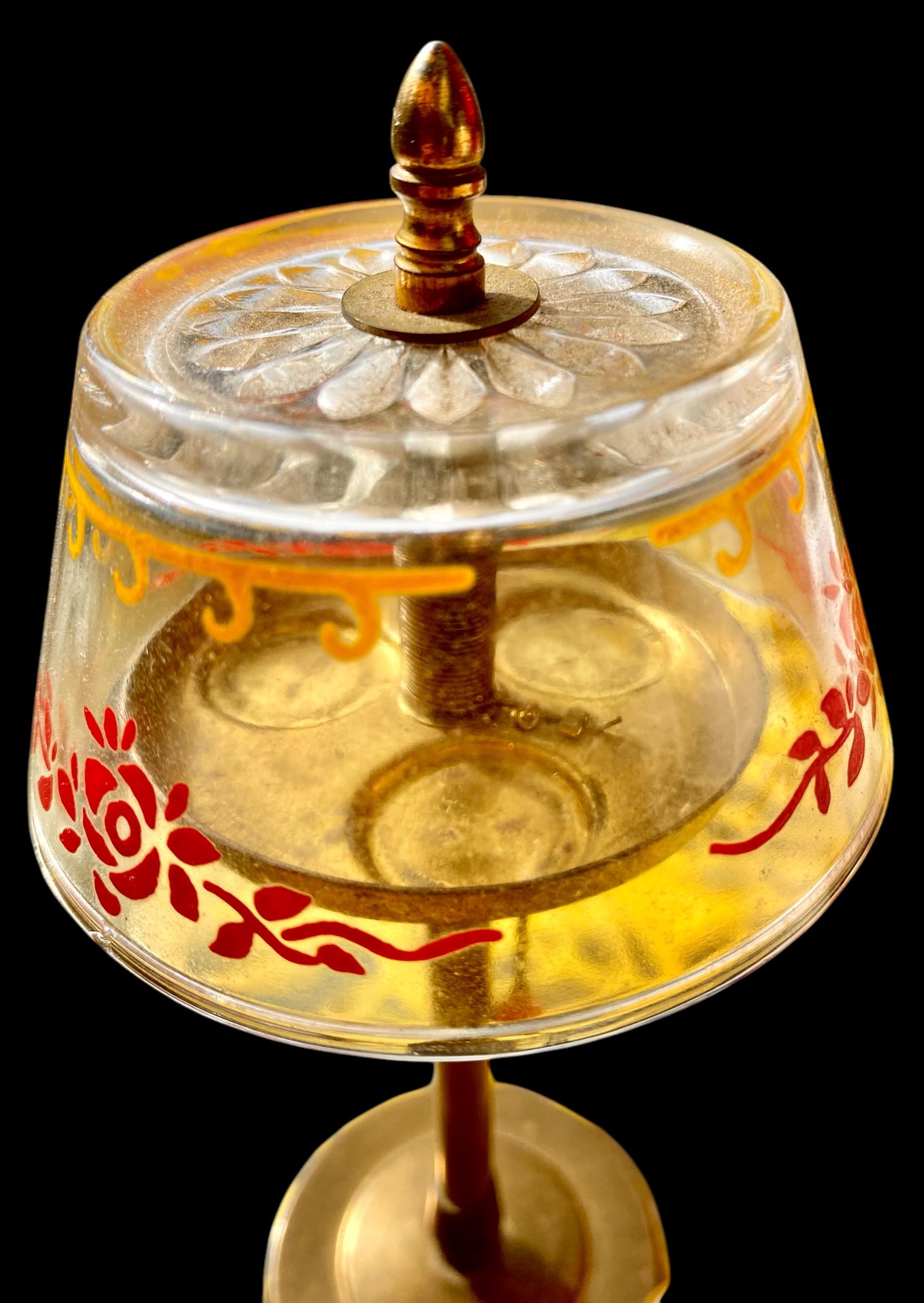Stuart Lámpara de latón Vitrina Pantalla de cristal pintado y frascos de perfume . Estadounidense en venta