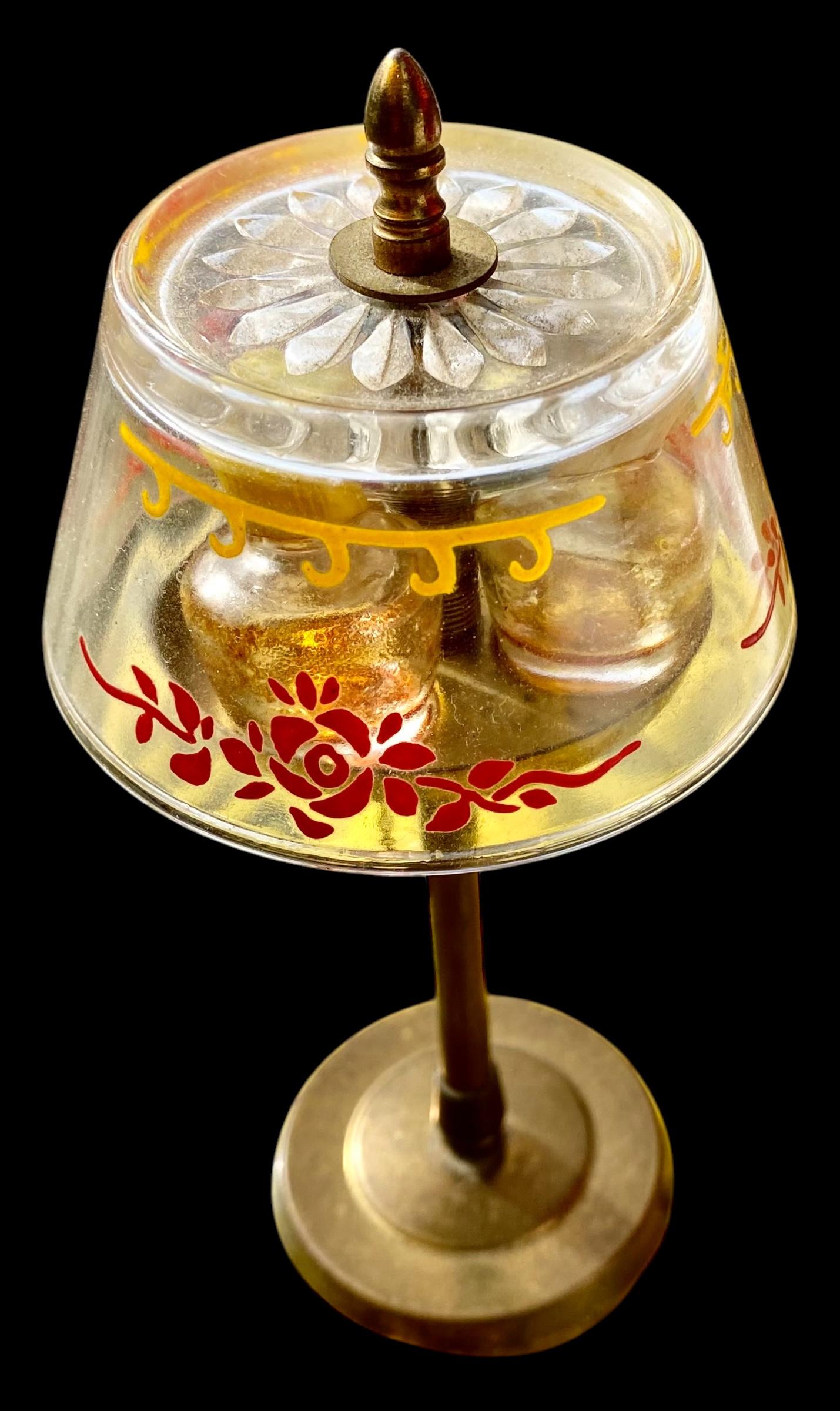 Stuart Lámpara de latón Vitrina Pantalla de cristal pintado y frascos de perfume . Latón en venta
