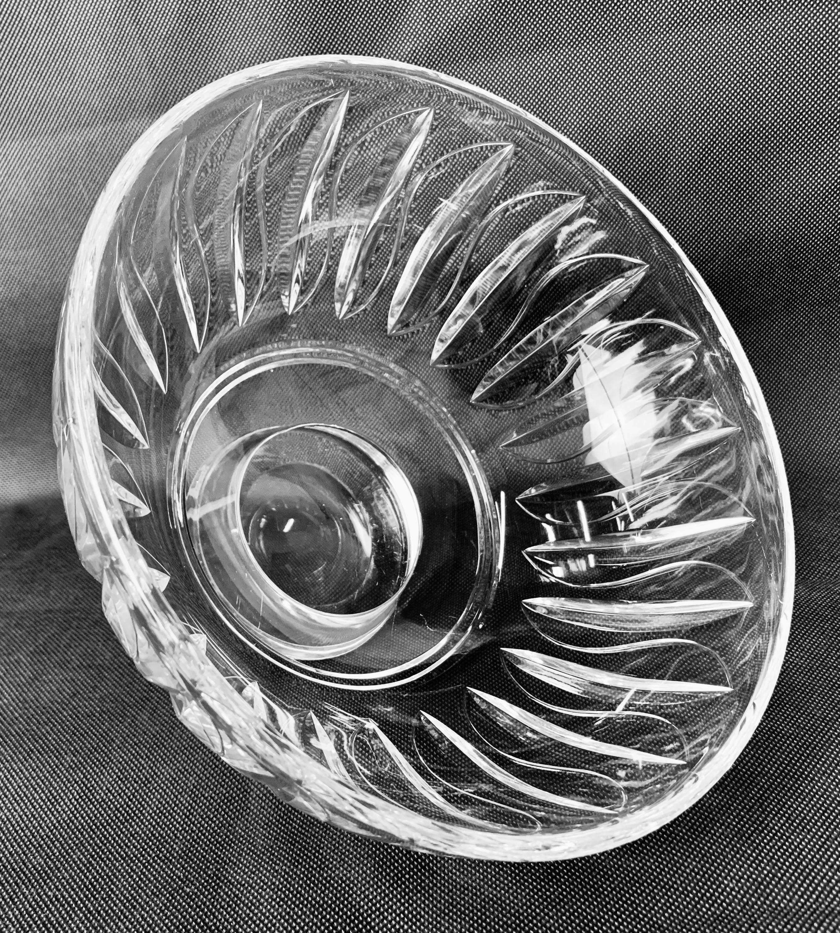Anglais  Bol en cristal taillé transparent Stuart Glass à motif Hamptonshire, Angleterre en vente