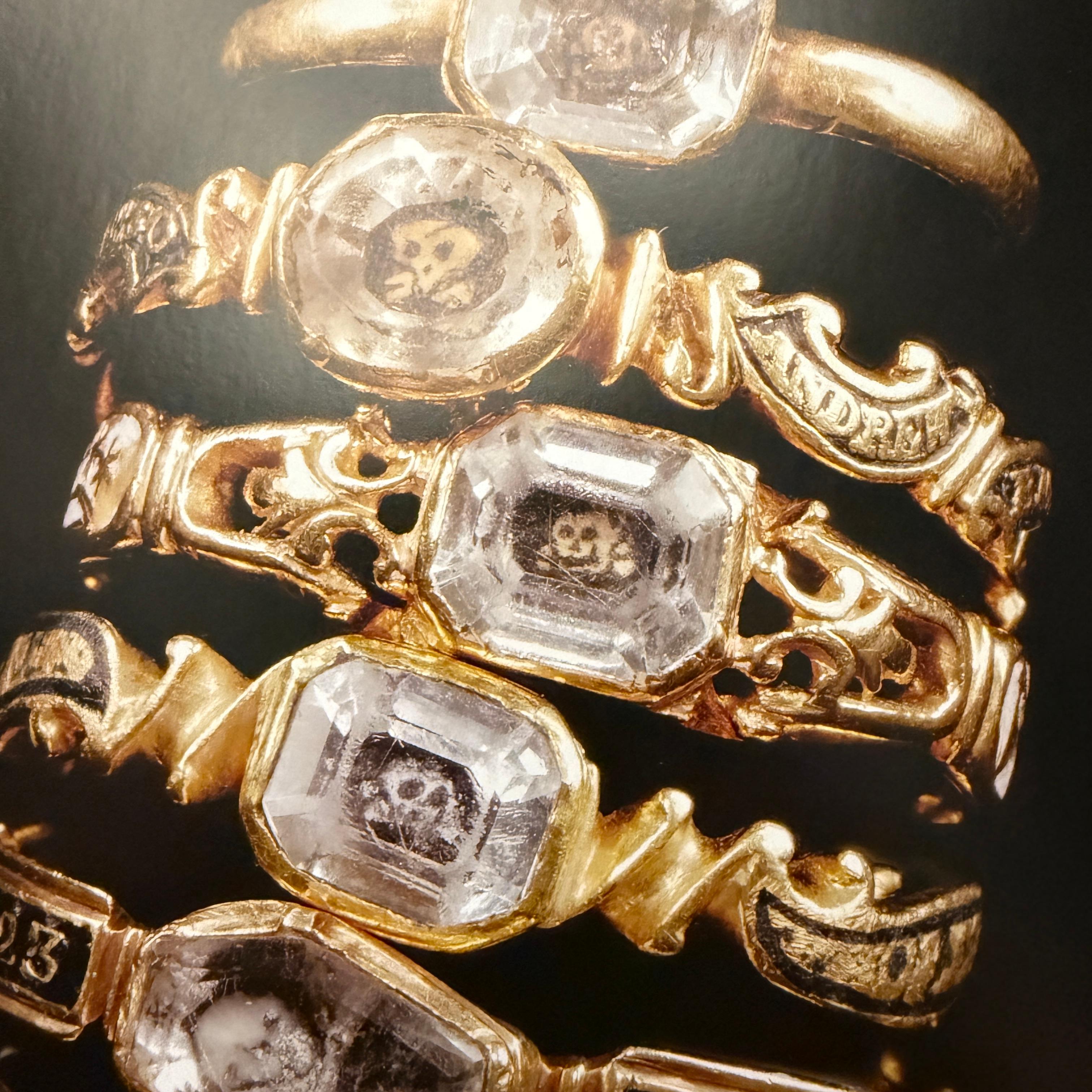 Anillo de Luto de Cristal Stuart con Dispositivos Memento Mori. Inglaterra, siglo XVIII. en venta 10