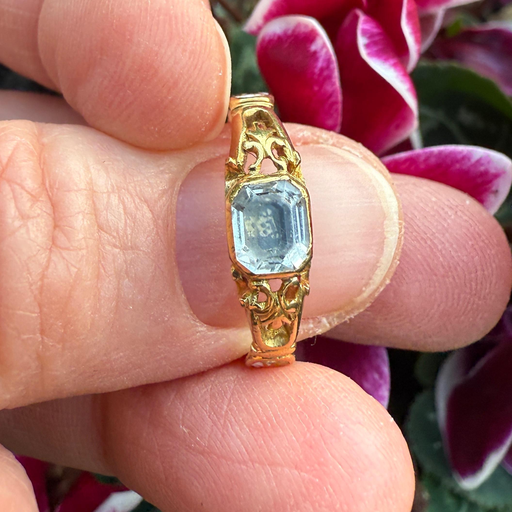 Anillo de Luto de Oro con Cristal de Roca y Dispositivos Memento Mori

Inglaterra, fechado el 3 de noviembre de 1747.

Talla del anillo M 1/2 UK / 7 US / 53 EU.
Peso: 3.4 gramos.
Medidas: Cristal de roca 0,7 × 0,5 cm.

Este anillo de luto de