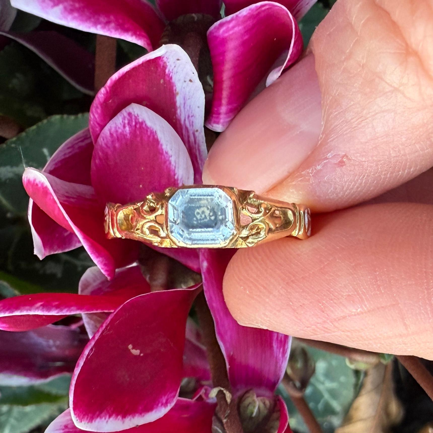 Anillo de Luto de Cristal Stuart con Dispositivos Memento Mori. Inglaterra, siglo XVIII. en Bastante bueno estado para la venta en London, GB