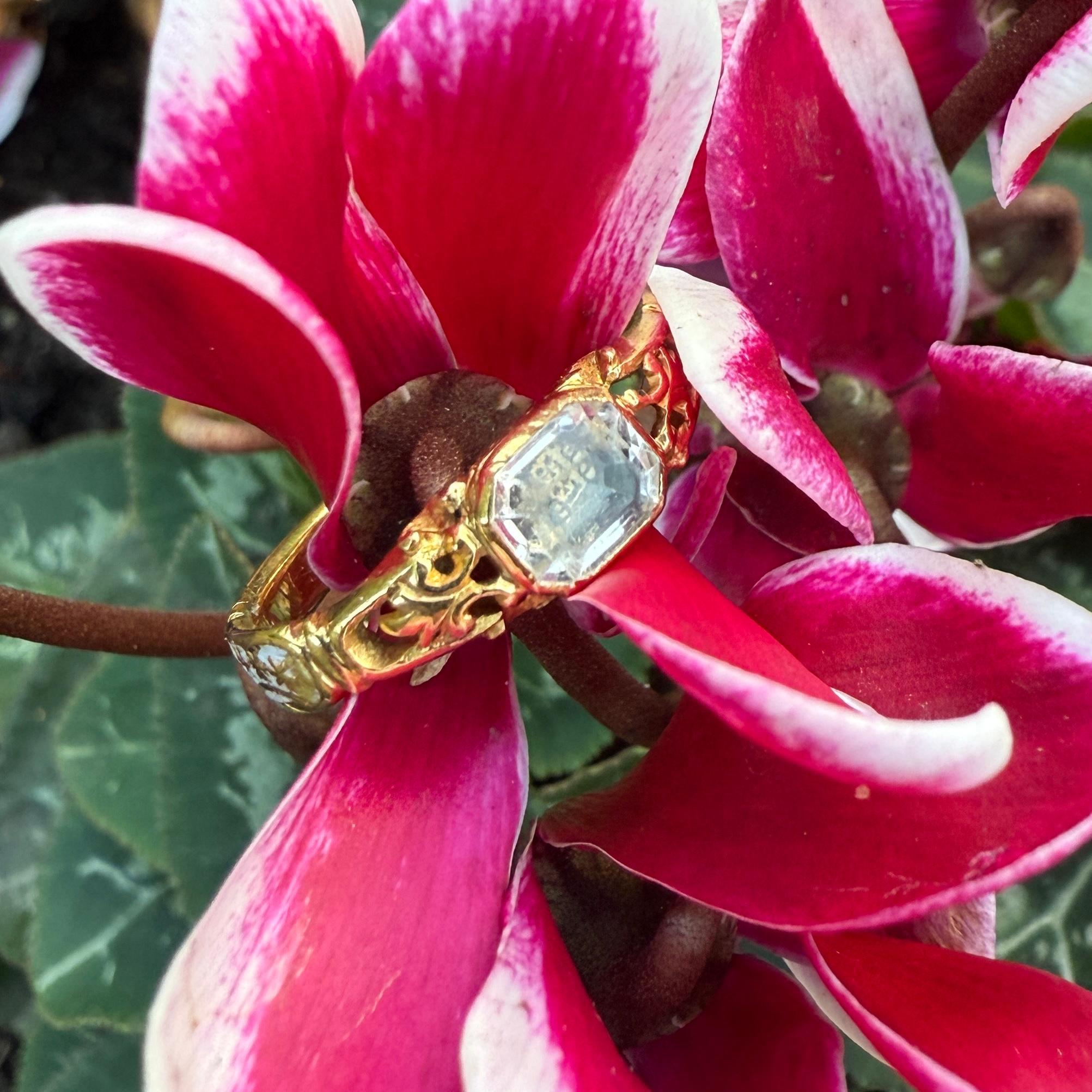 Femenino o masculino Anillo de Luto de Cristal Stuart con Dispositivos Memento Mori. Inglaterra, siglo XVIII. en venta