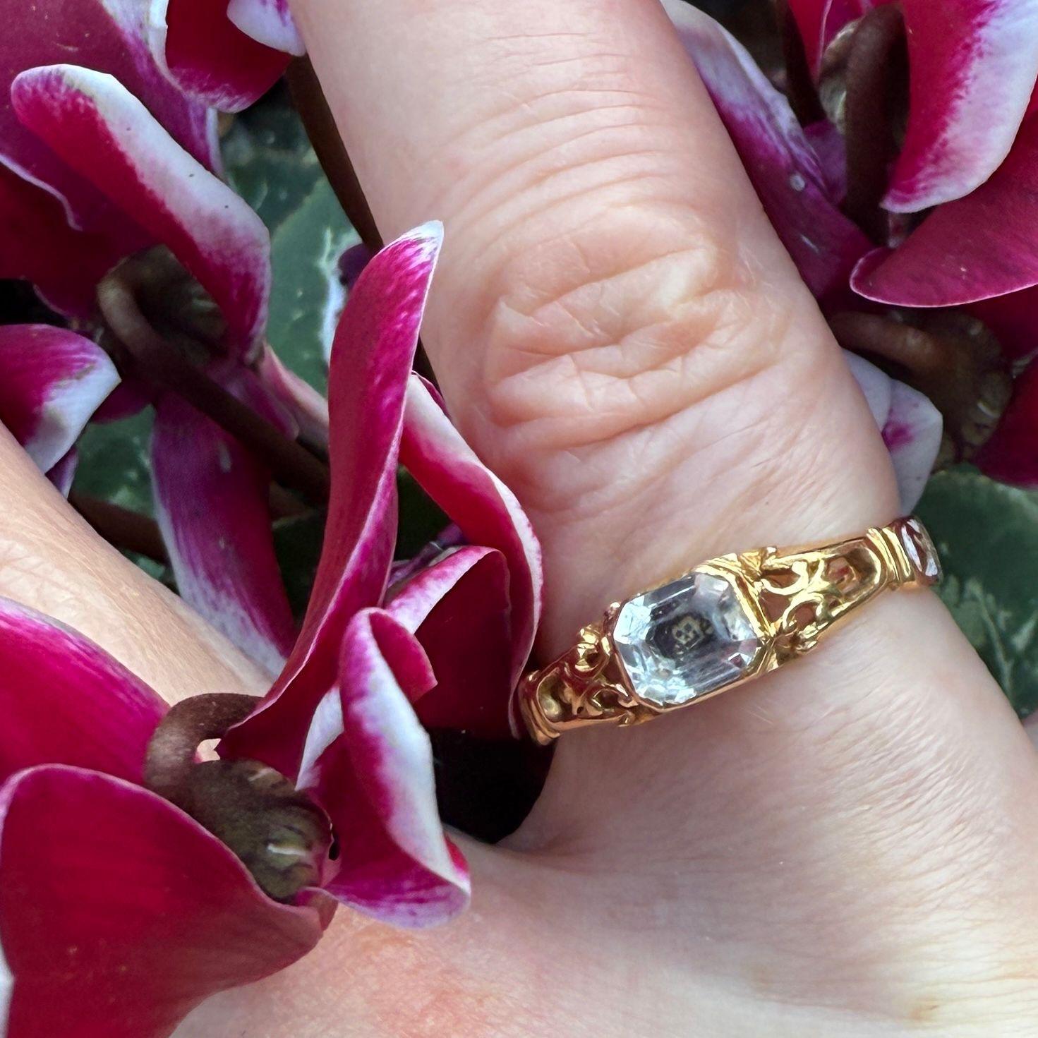 Anillo de Luto de Cristal Stuart con Dispositivos Memento Mori. Inglaterra, siglo XVIII. en venta 3