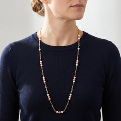 Collar de eslabones figurativos de Stuart Devlin en oro de 18 quilates, coral y perlas, Londres, década de 1970