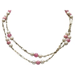 Collar de eslabones figurativos de Stuart Devlin en oro de 18 quilates, coral y perlas, Londres, década de 1970