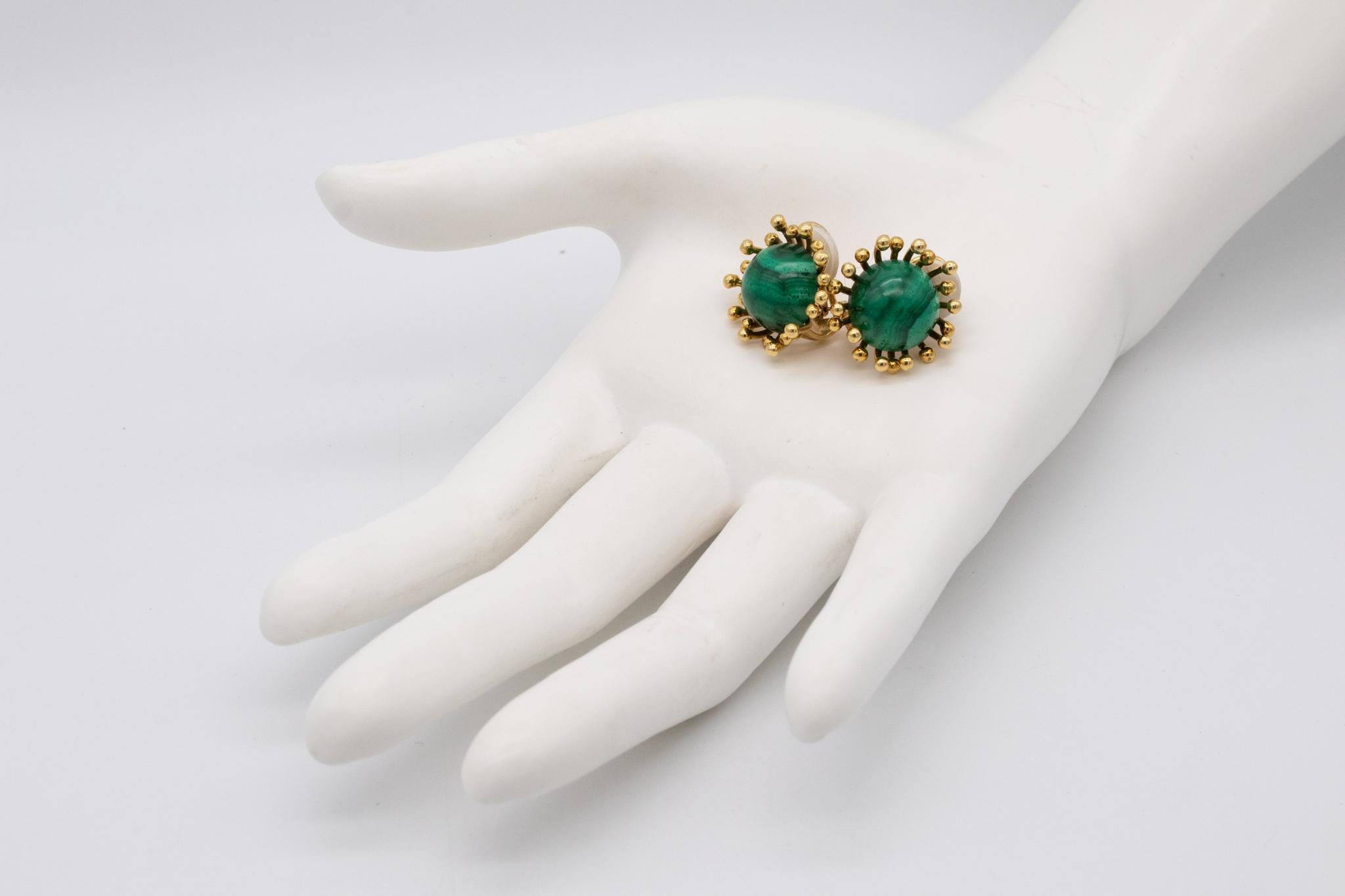 Moderniste Stuart Devlin, boucles d'oreilles sculpturales modernistes en or 18 carats et malachite, Londres, 1973 en vente