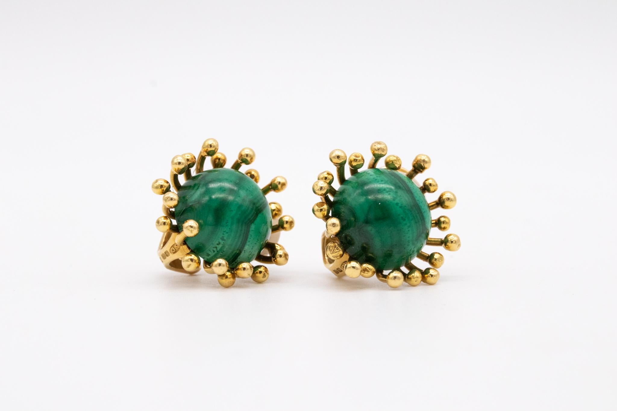 Stuart Devlin, boucles d'oreilles sculpturales modernistes en or 18 carats et malachite, Londres, 1973 Pour femmes en vente