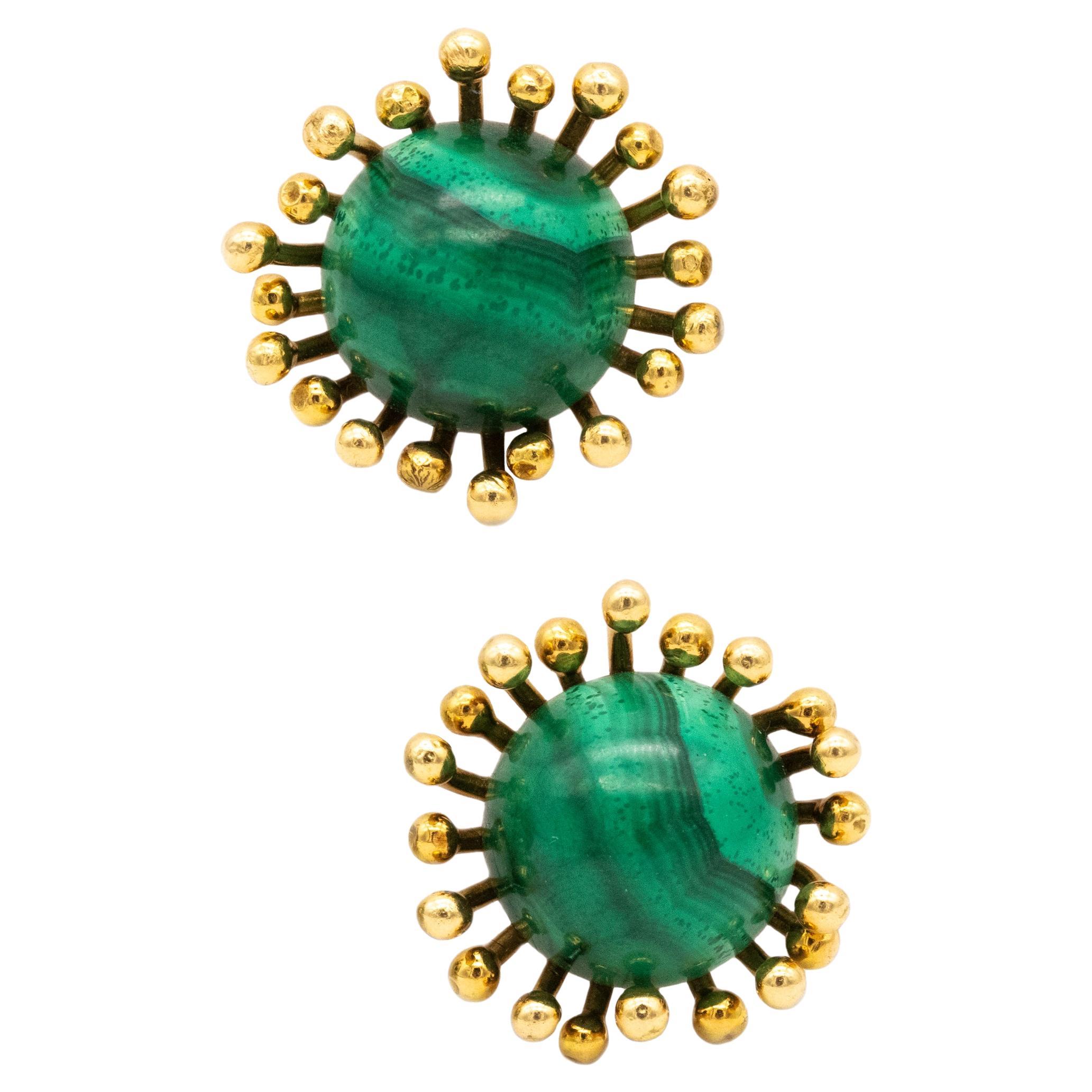 Stuart Devlin, boucles d'oreilles sculpturales modernistes en or 18 carats et malachite, Londres, 1973 en vente