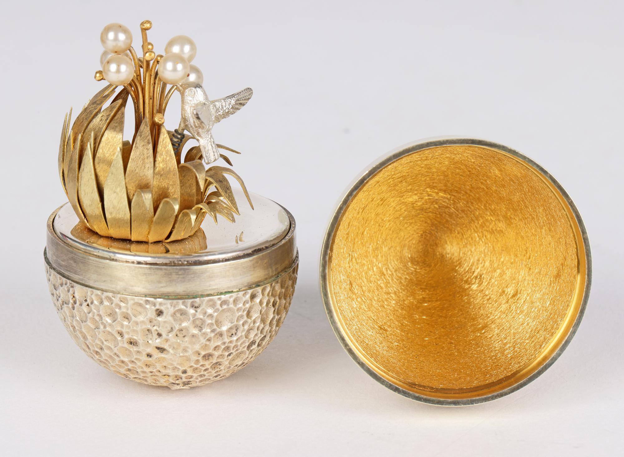 Stuart Devlin Silber vergoldetes neuartiges Ei mit Humming Bird  (Ende des 20. Jahrhunderts) im Angebot