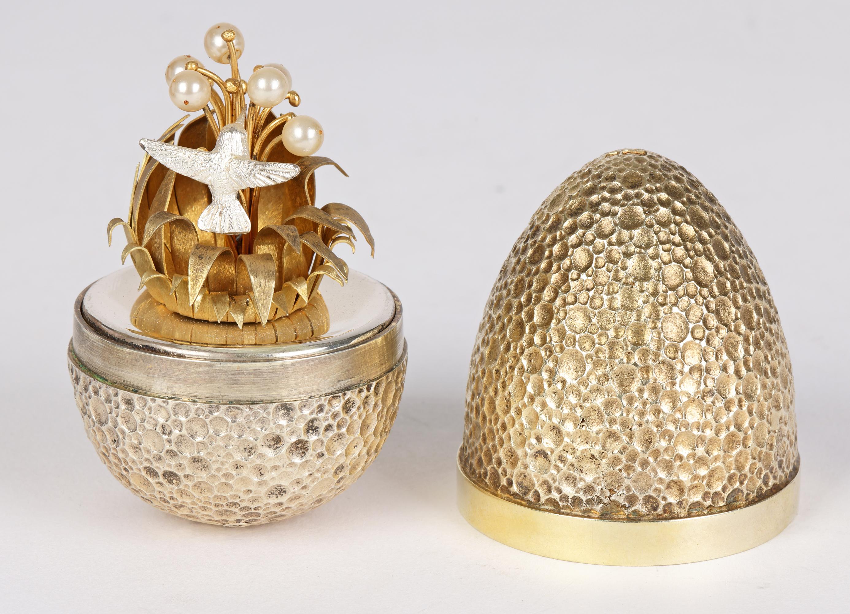 A highly collectable and delightful silver gilt novelty egg containing a hummingbird by renowned silversmith and artist Stuart Devlin (Australian, 1931-2018) and dated 1977.
Stuart Devlin created a range of silver gilt eggs each themed with