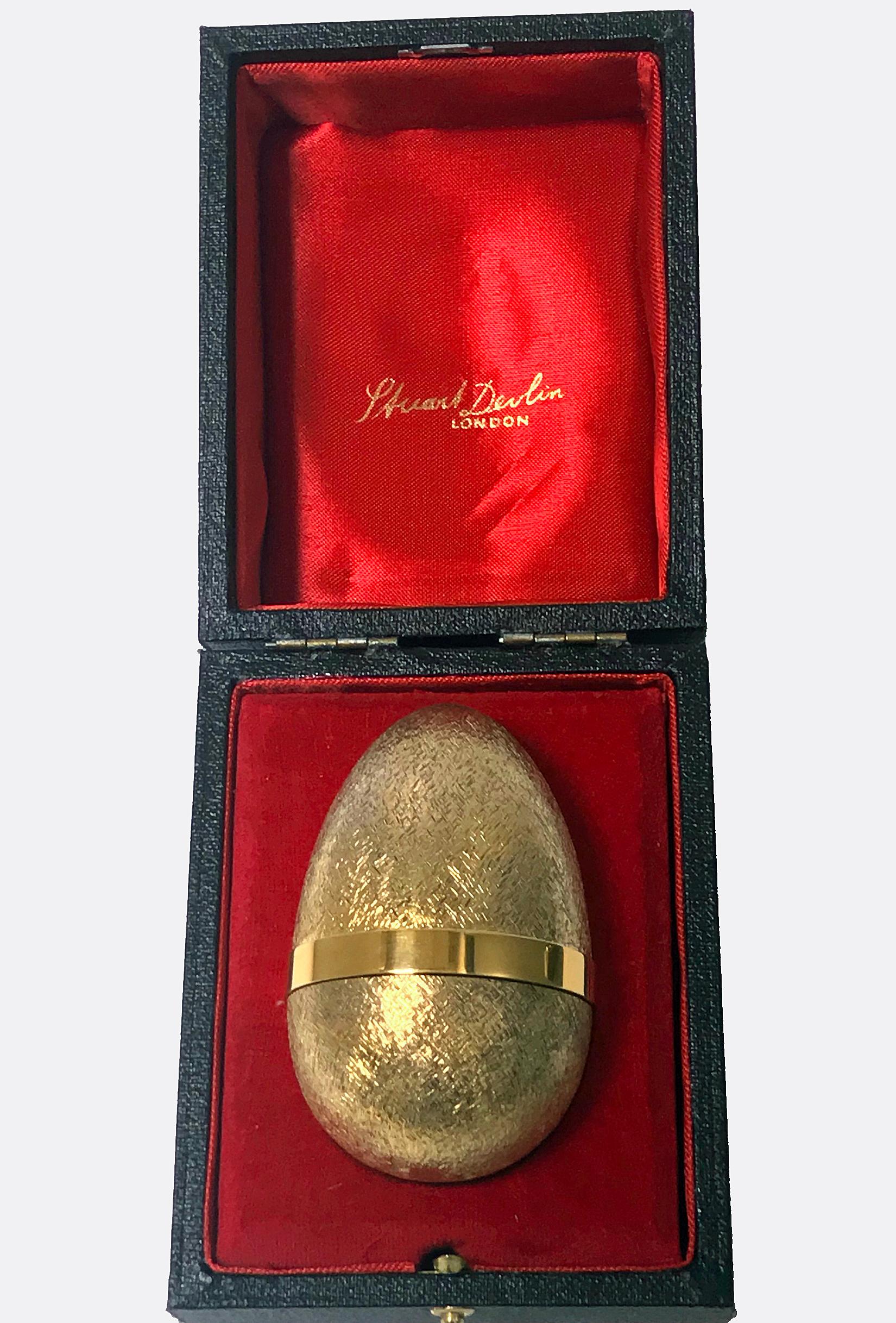 Stuart Devlin silver gilt surprise chicken egg, London 1981, opening to reveal a chicken standing over a baby chick hatching. Original box. Height 7.5cm high, no 19 of limited edition. Item weight: 138 grams.
