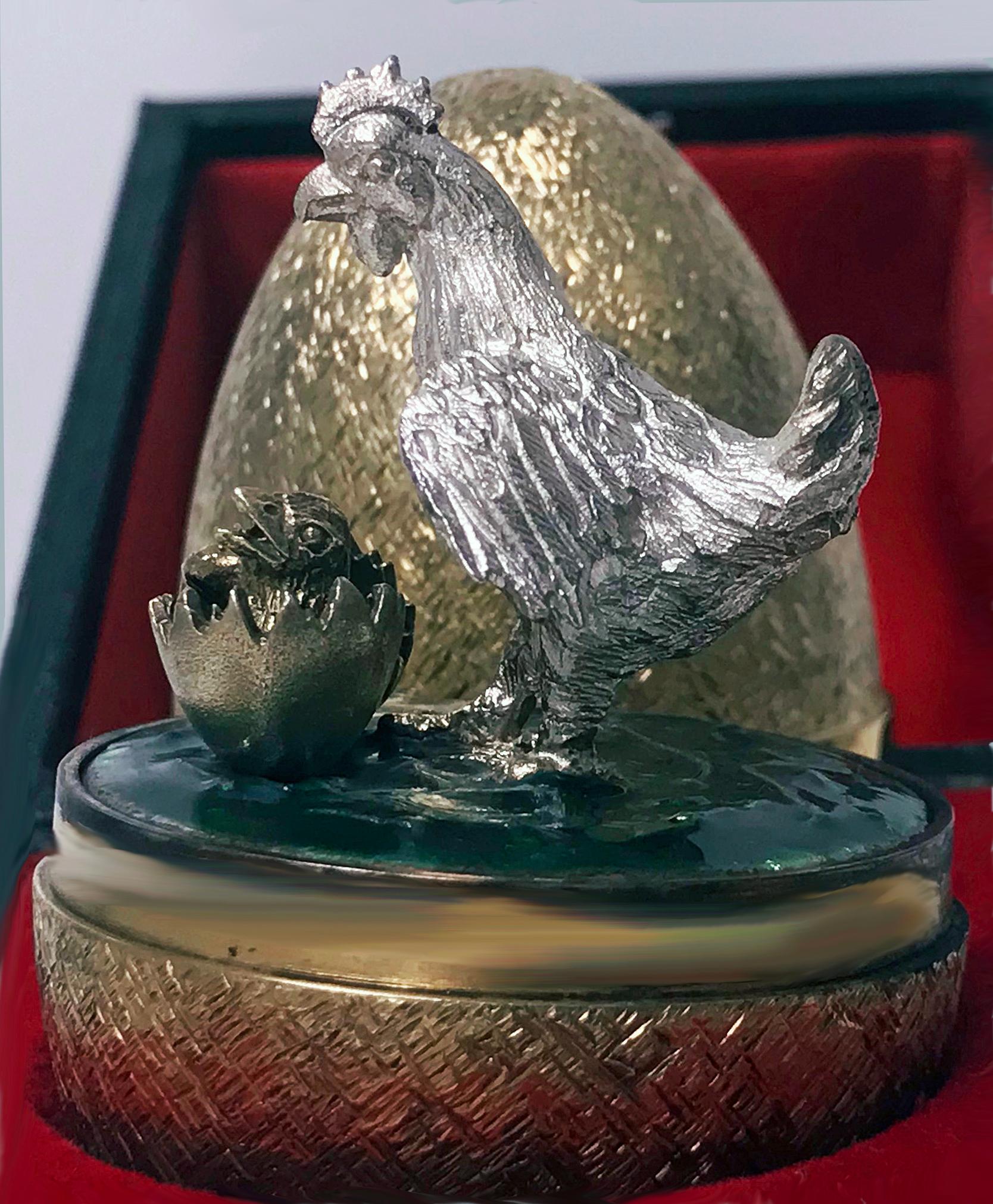 Stuart Devlin Silver Gilt Surprise Chicken Egg, London, 1981 im Zustand „Gut“ in Toronto, ON