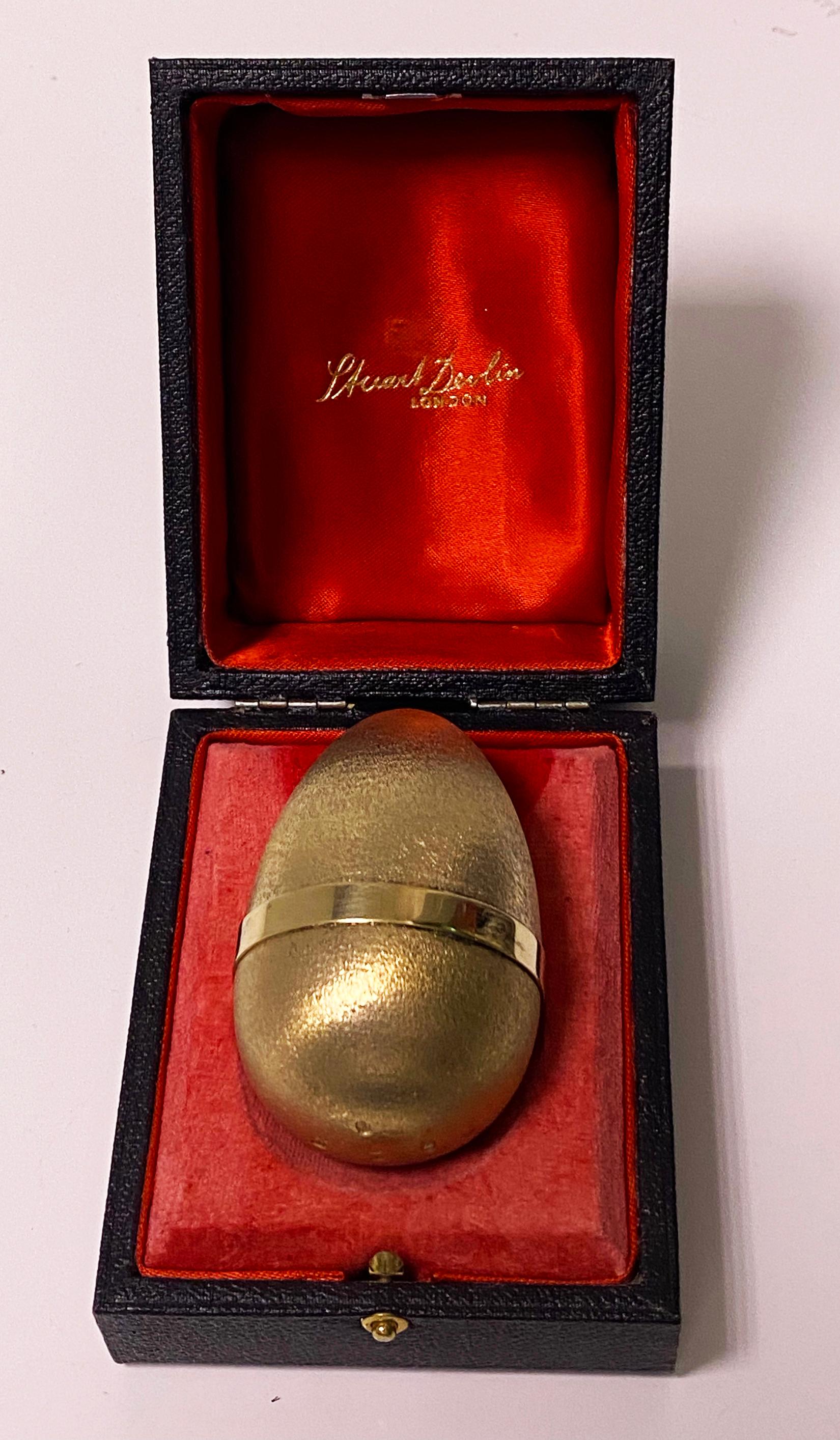 Stuart Devlin Silver Gilt Surprise Egg leaves and flowers bud, London 1977 In Good Condition In Toronto, ON
