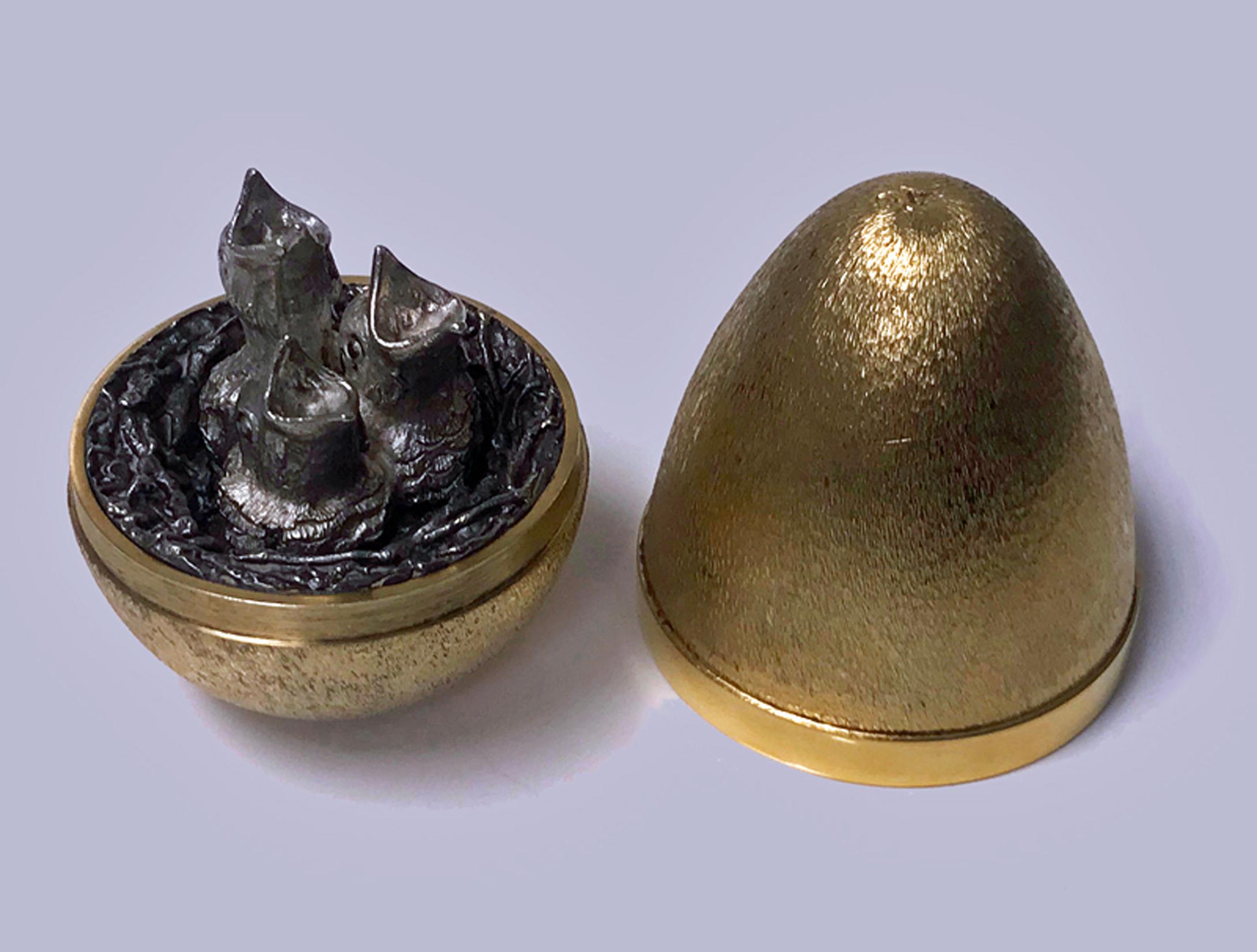 Uovo a sorpresa in argento dorato di Stuart Devlin, Londra, 1973, che si apre per rivelare tre piccoli (pulcini) in un nido. Scatola e documenti originali. Altezza: 7,5 cm, n. 56 di un'edizione limitata di 100 esemplari. Peso dell'articolo: 162