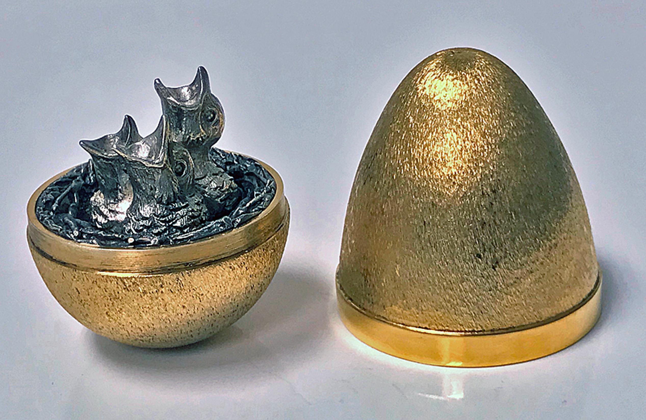 Stuart Devlin Uovo a sorpresa in argento dorato, che rivela dei piccoli, Londra, 1973 In condizioni buone a Toronto, Ontario