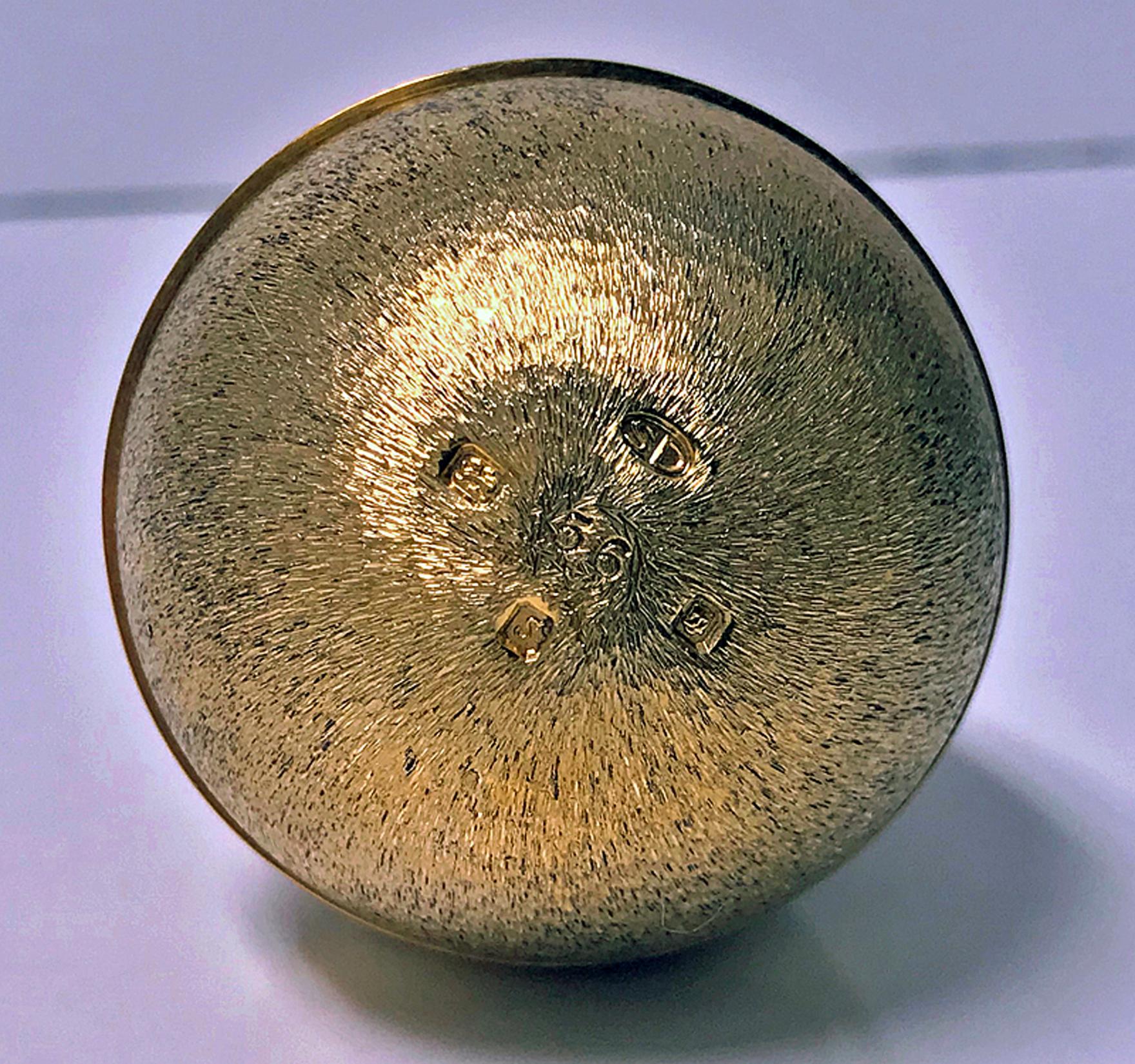 XX secolo Stuart Devlin Uovo a sorpresa in argento dorato, che rivela dei piccoli, Londra, 1973